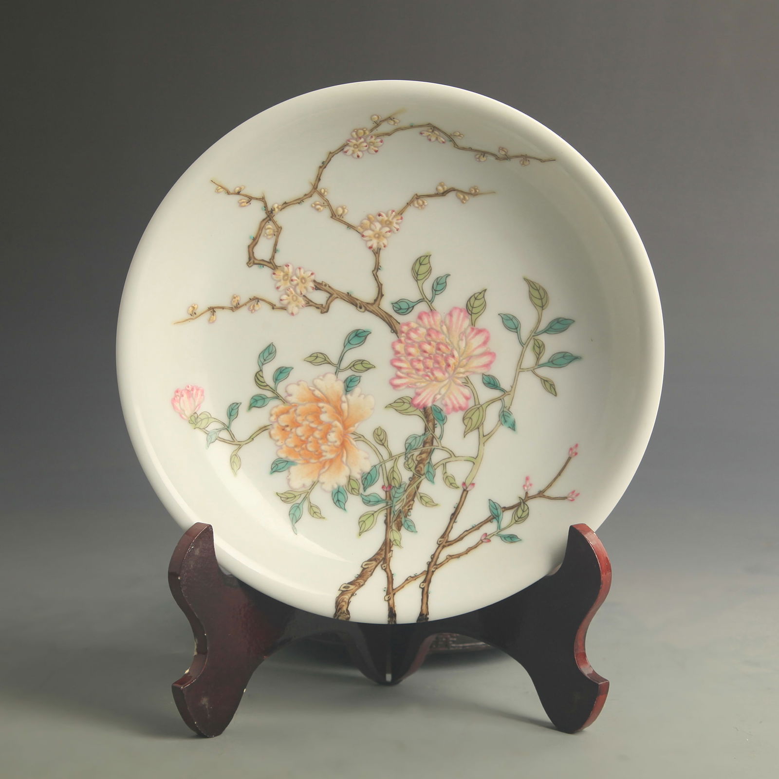 FAMILLE-ROSE ENAMEL FLORAL PATTERN PORCELAIN PLATE: Qing Dynasty Yong Zheng Period; Diameter: 8.10 inch;