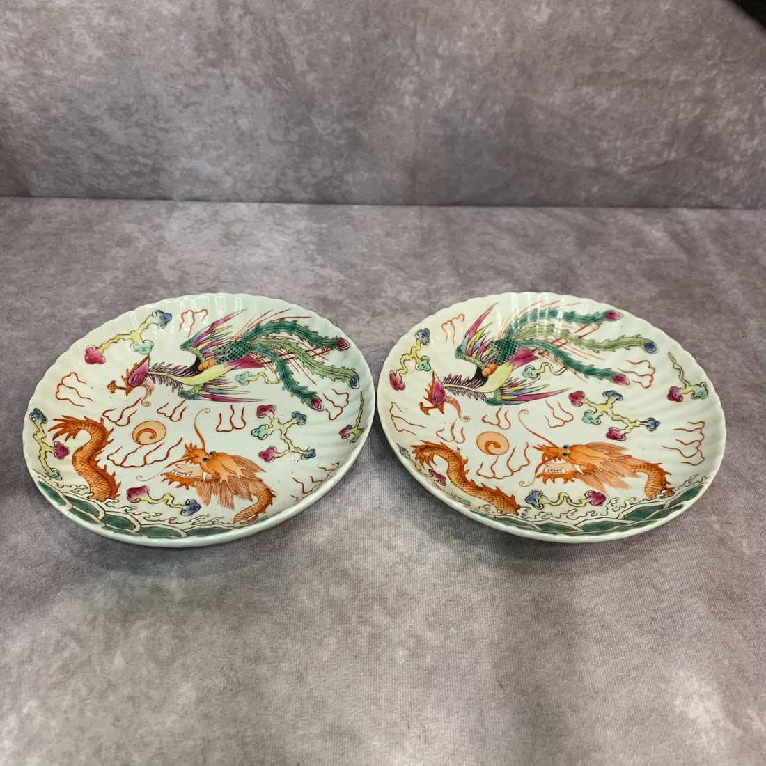 PAIR OF PHONIEX AND DRAGON PATTERN PORCELAIN PLATE: Qing Dynasty; High: 1.4 inch; Diameter: 6.9 inch;
