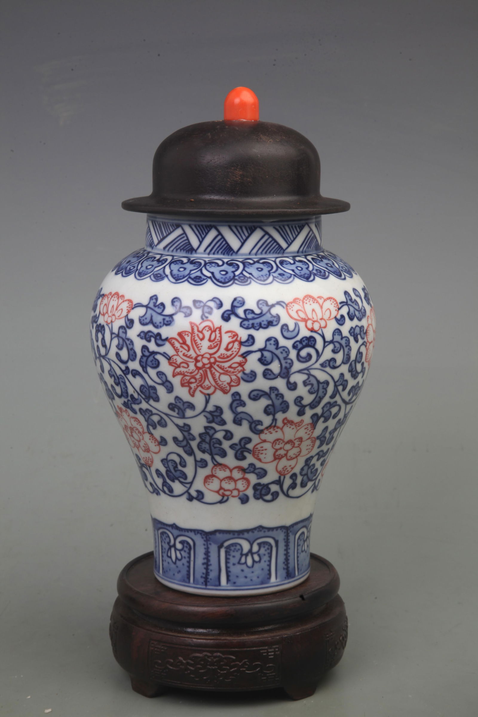 BLUE AND WHITE FLOWER PATTERN VASE WITH LID: Qing Dynasty; High: 10.0 inch; Diameter: 5.5 inch;