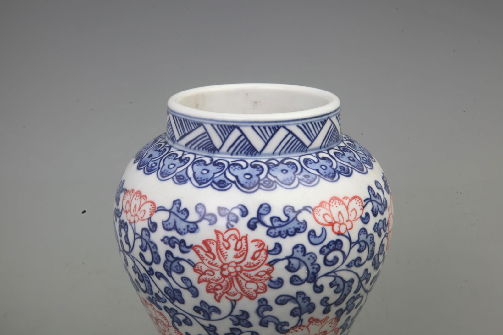 BLUE AND WHITE FLOWER PATTERN VASE WITH LID - 3