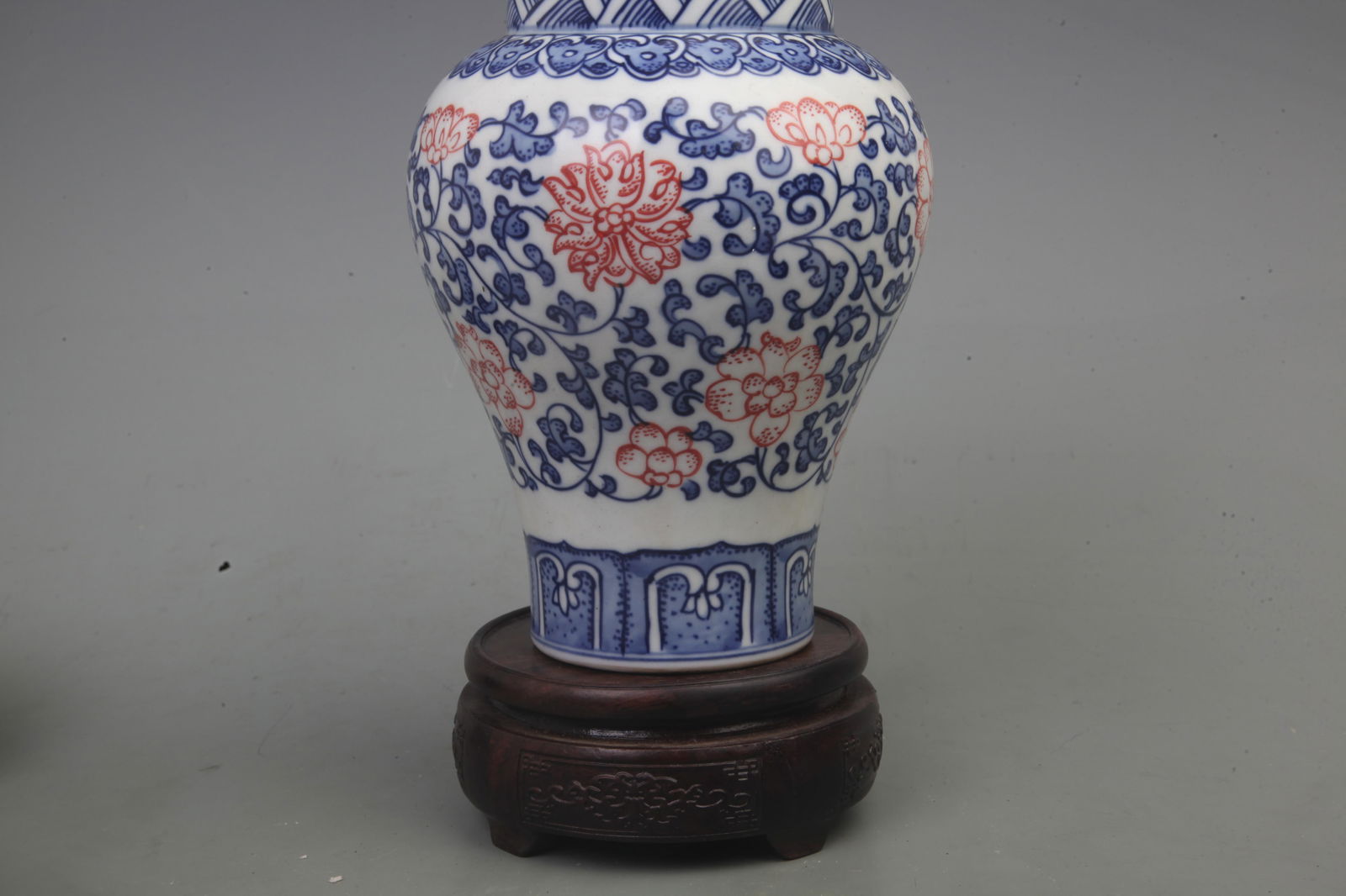 BLUE AND WHITE FLOWER PATTERN VASE WITH LID - 4