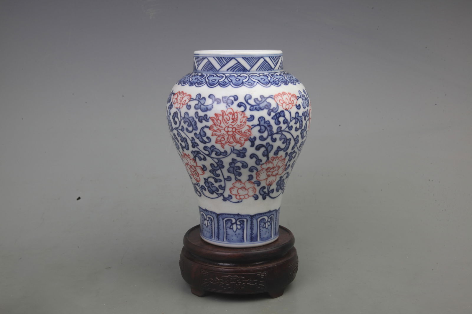 BLUE AND WHITE FLOWER PATTERN VASE WITH LID - 5