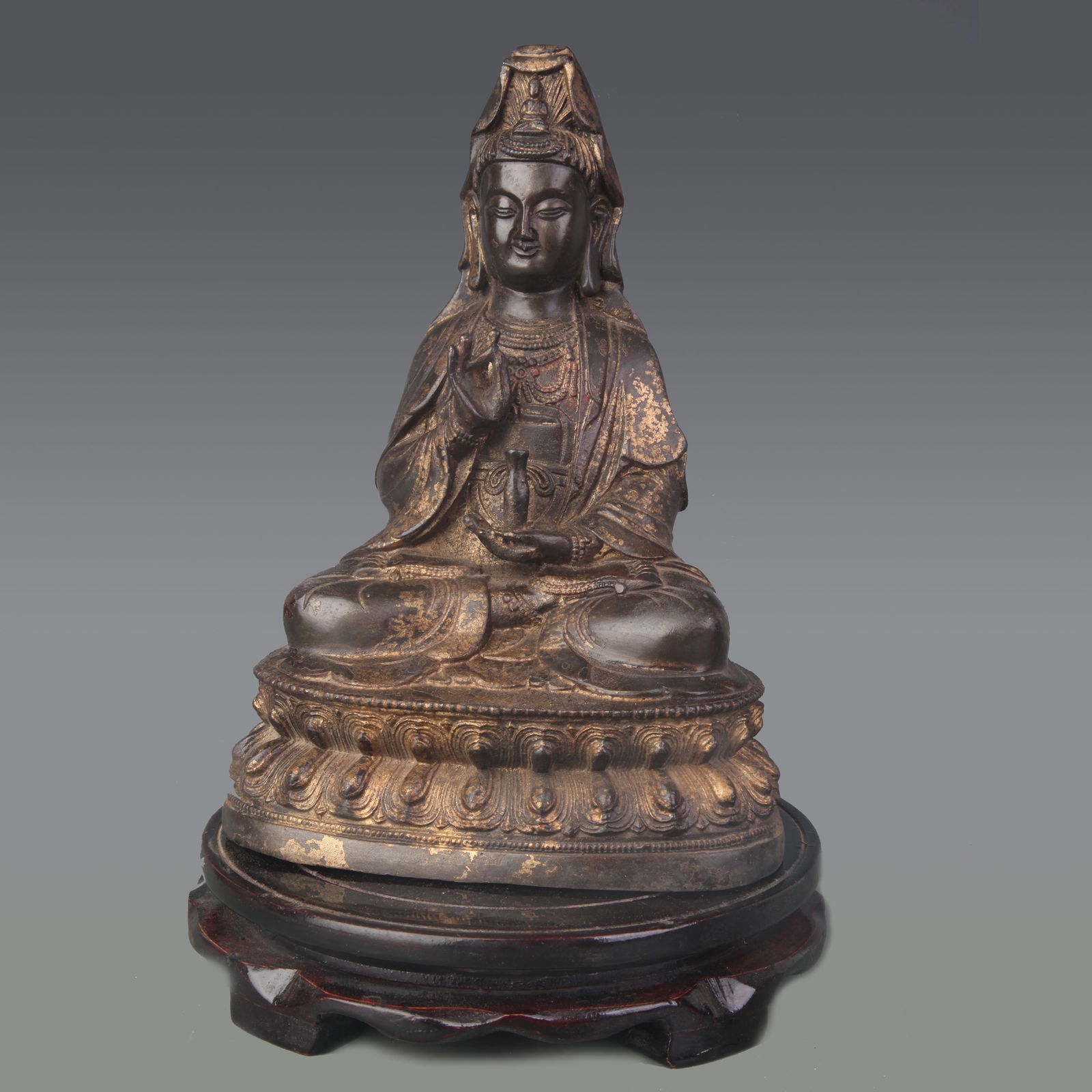 A FINE BRONZE GUANYIN STATUE: Qing Dynasty; High: 8.5 inch