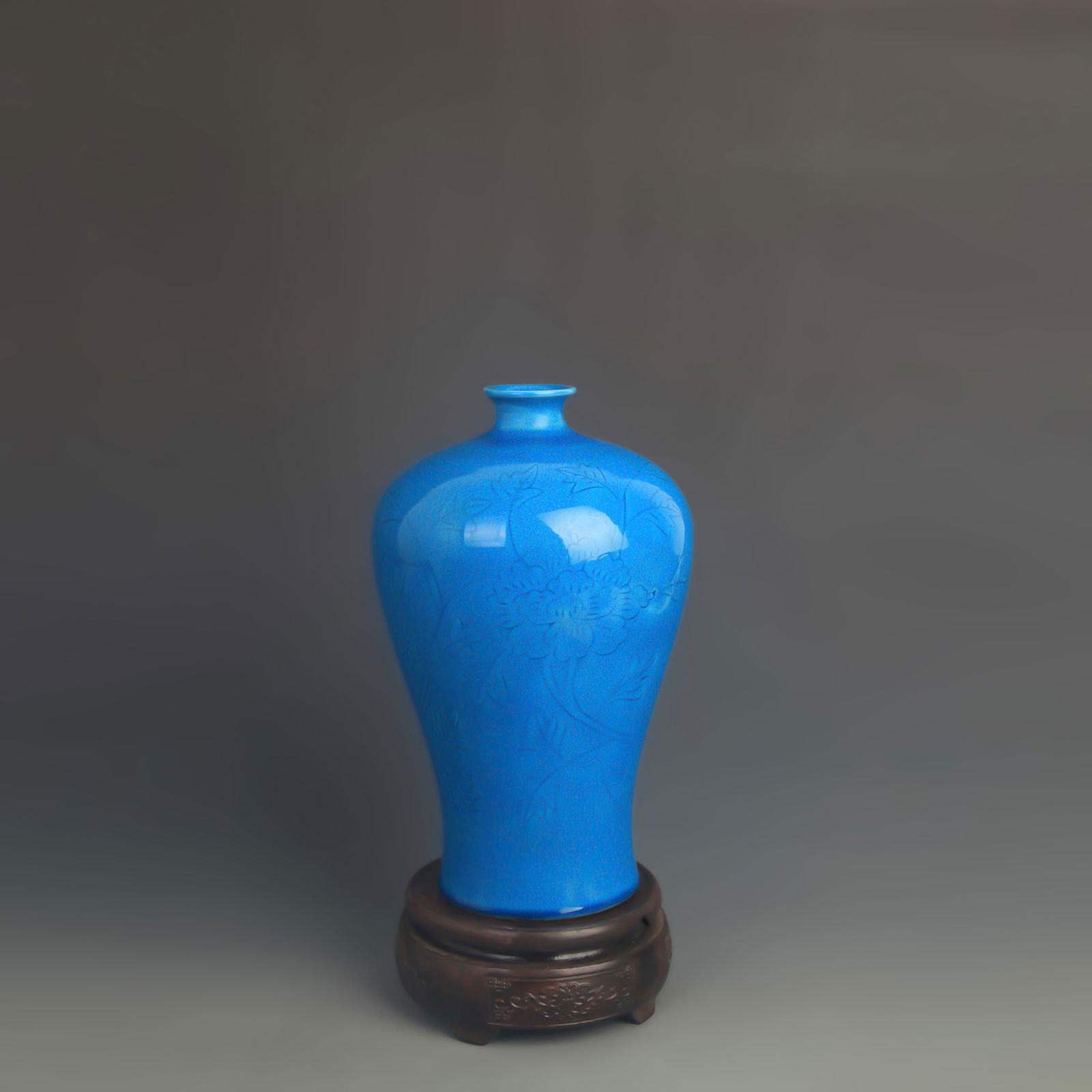 PEACOCK-BLUE GLAZE INCISED FLORAL YUHUCHUN VASE: Ming Dynasty Style Hongzhi Period; High: 8.50 inch; Diameter: 5.20 inch