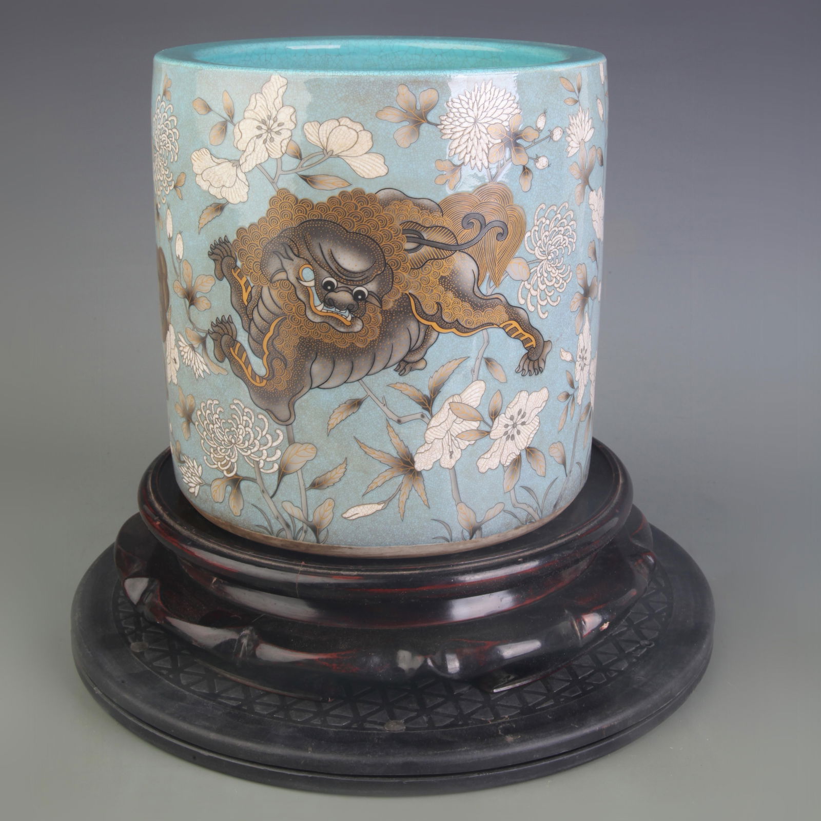 FAMILLE ROSE GREEN GROUND AUSPICIOUS BEAST PATTERN PEN HOLDER: Qing Dynasty; Diameter: 7.6 inch; High: 7.6 inch;