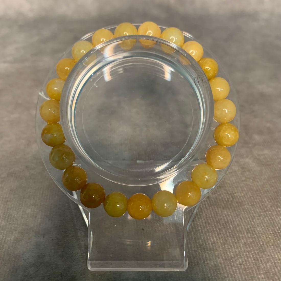 A FINE YELLOW JADE MADE BRACELEST: Modern;Diameter: 2 inch; Each Bead Diameter: 0.2 inch