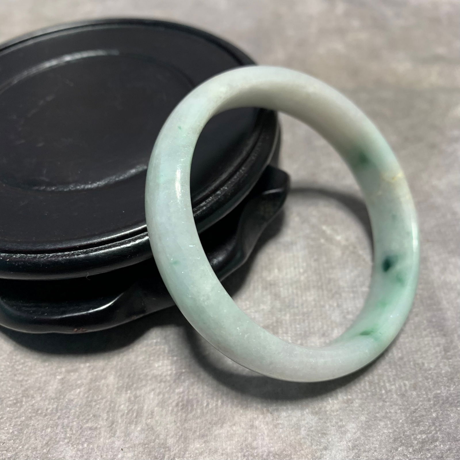 A FINE MODERN JADEITE BRACELET - 2