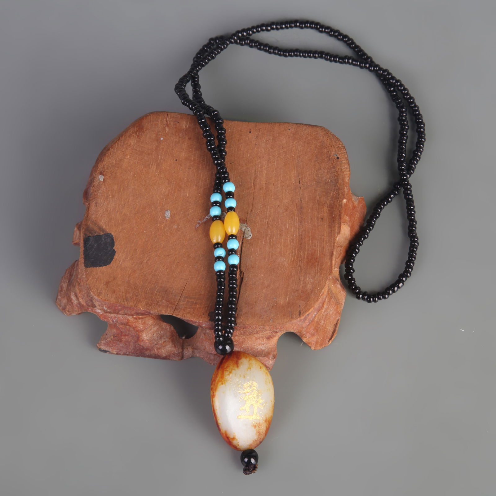 A FINE HETIAN JADE NECKLACE: Modern; Long: 1.3 inch; Width: 0.9 inch