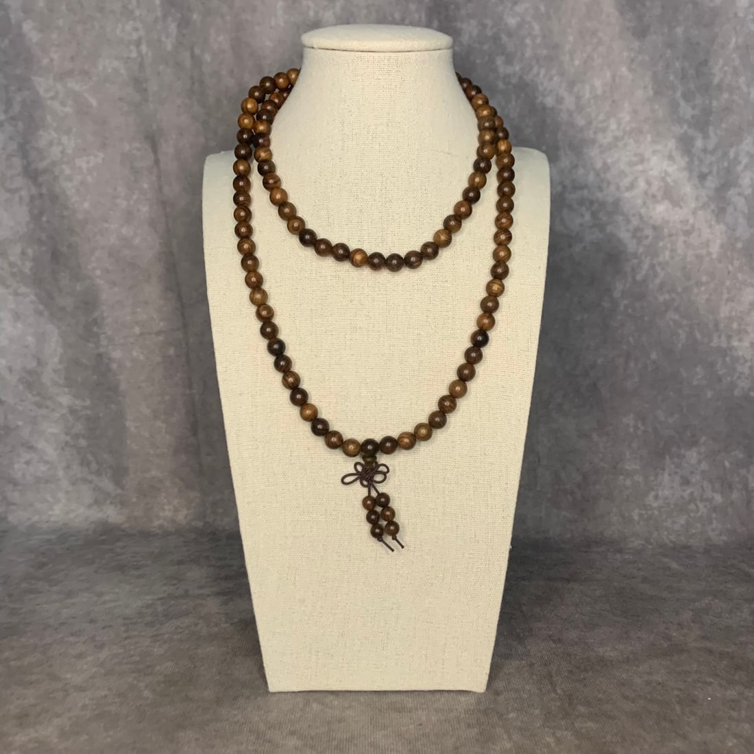 A FINE AGARWOOD MADE NECKLACE: Modern; Long: 17 inch; Each Bead Diameter: 0.3 inch