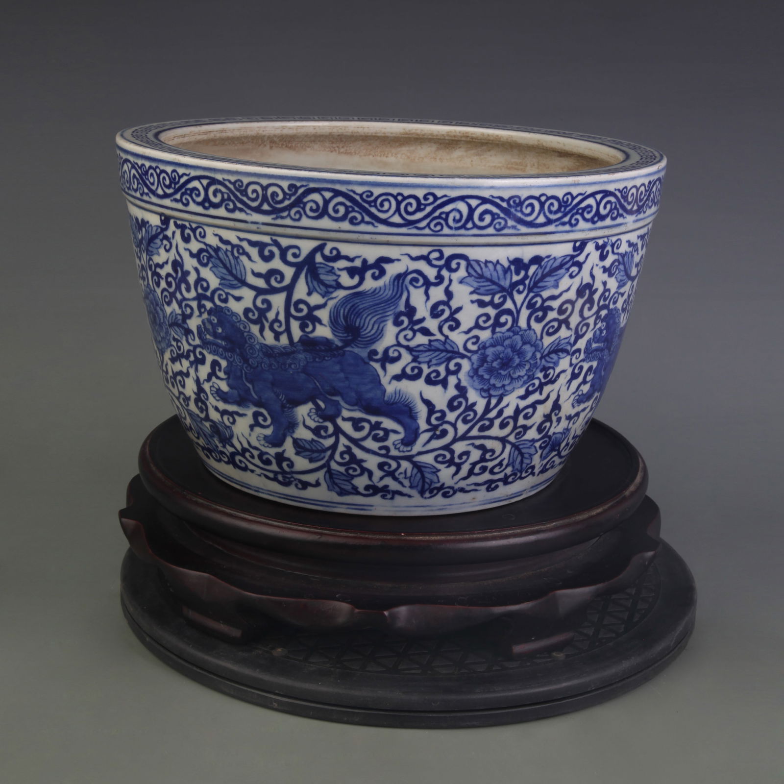 BLUE-AND-WHITE FLORAL AND AUSPICIOUS BEAST PATTERN ROLLED-RIM JAR (JUAN GANG): Ming Dynasty Wanli Period; Diameter: 10.7 inch; High: 6.3 inch