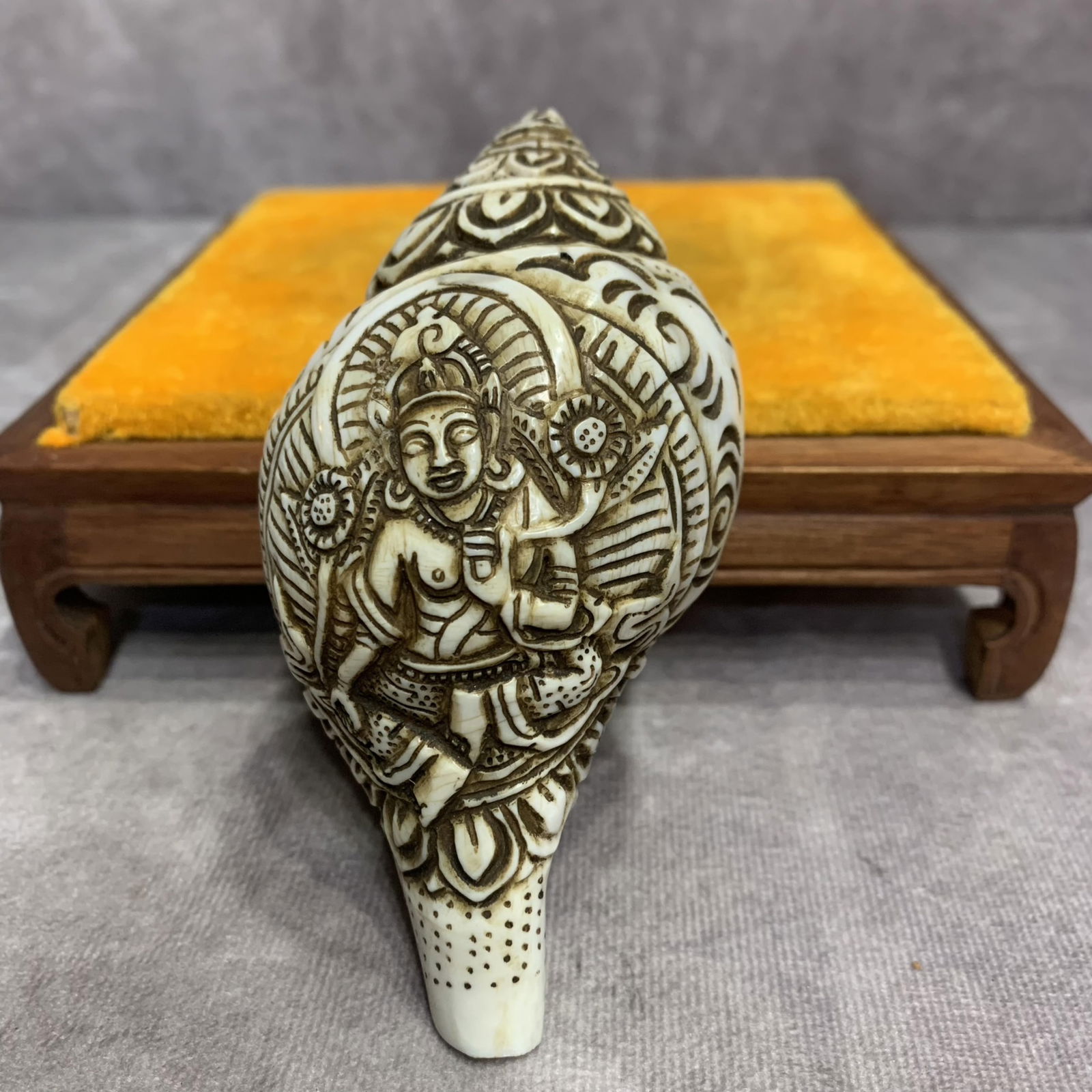A FINELY CARVED TIBETAN BUDDHISM CONCH: Modern; High: 2.0 inch; Width: 2.2 inch; Long: 4.0 inch