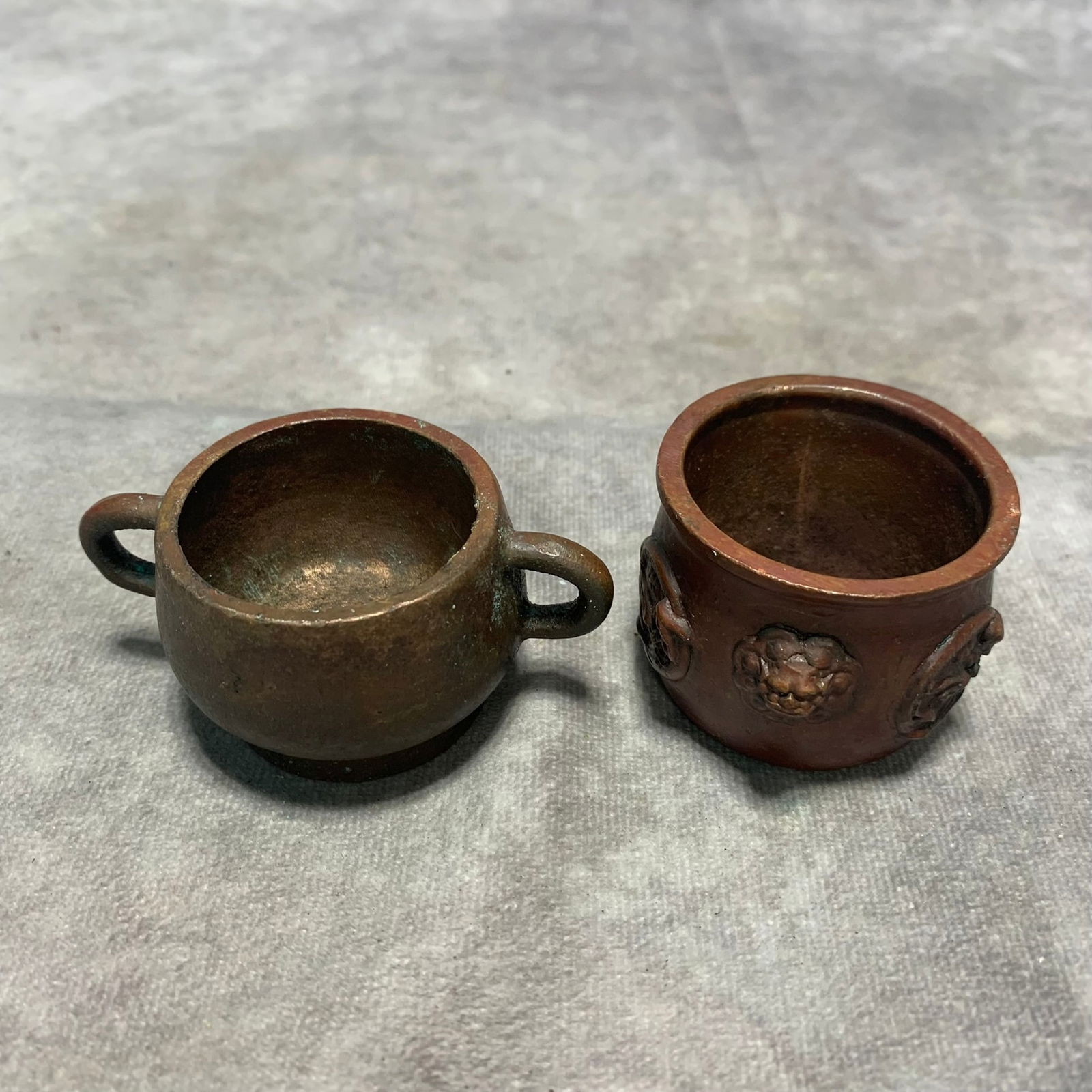 MING-STYLE XUANDE MARK “XUAN?? INSCRIPTION BRONZE INCENSE BURNERS (PAIR): Ming Dynasty Style; H; 1.4;1.5 inch; Diameter: 3;2.1 inch