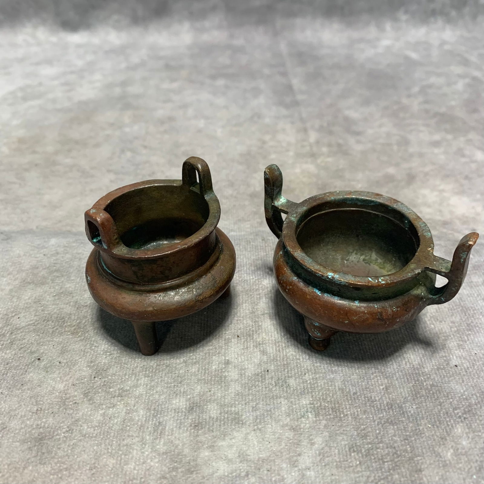 MING-STYLE XUANDE MARK “XUAN?? INSCRIPTION BRONZE INCENSE BURNERS (PAIR): Ming Dynasty Style; H; 2;2.5 inch; Diameter: 2;2.7 inch