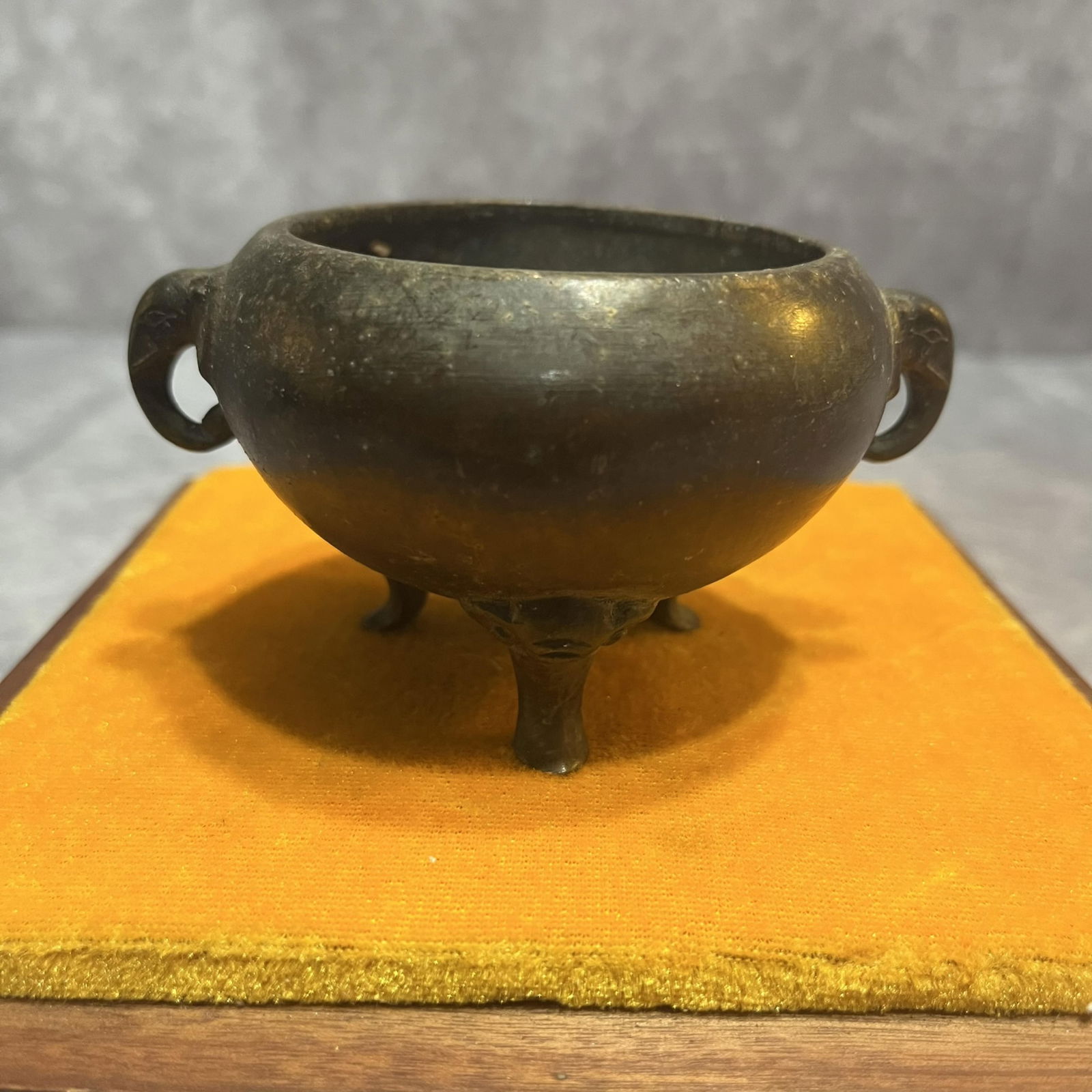 A FINE ELEPHANT EAR PATTERN BRONZE CENSER: Modern; High: 2.3 inch; Diameter: 3.2 inch;