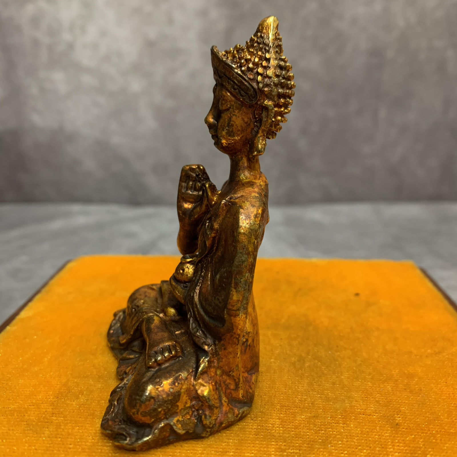 A SMALL TIBETAN BRONZE BUDDHA STATUE - 2