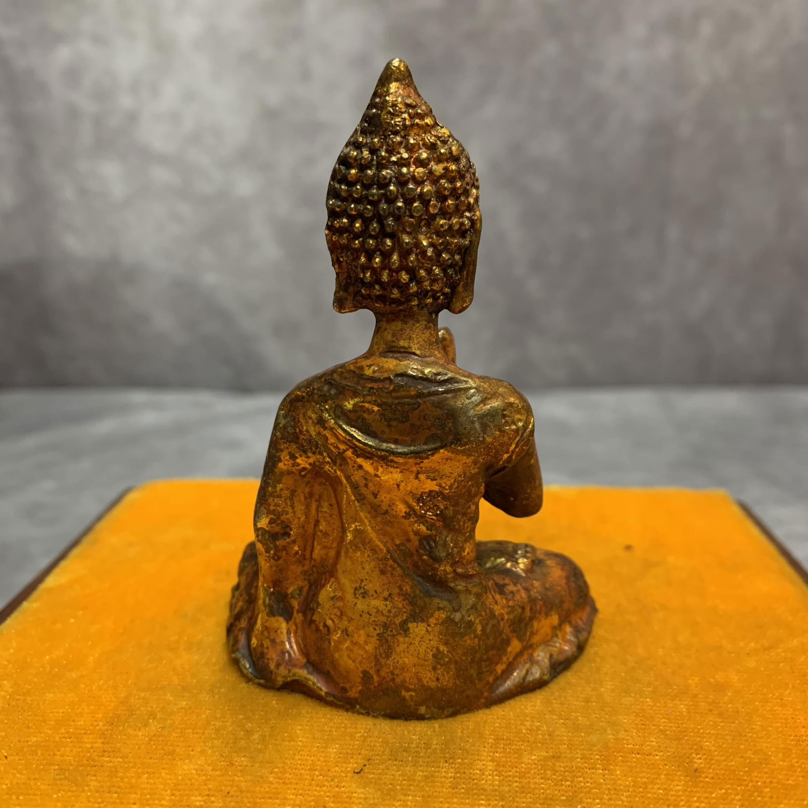 A SMALL TIBETAN BRONZE BUDDHA STATUE - 3
