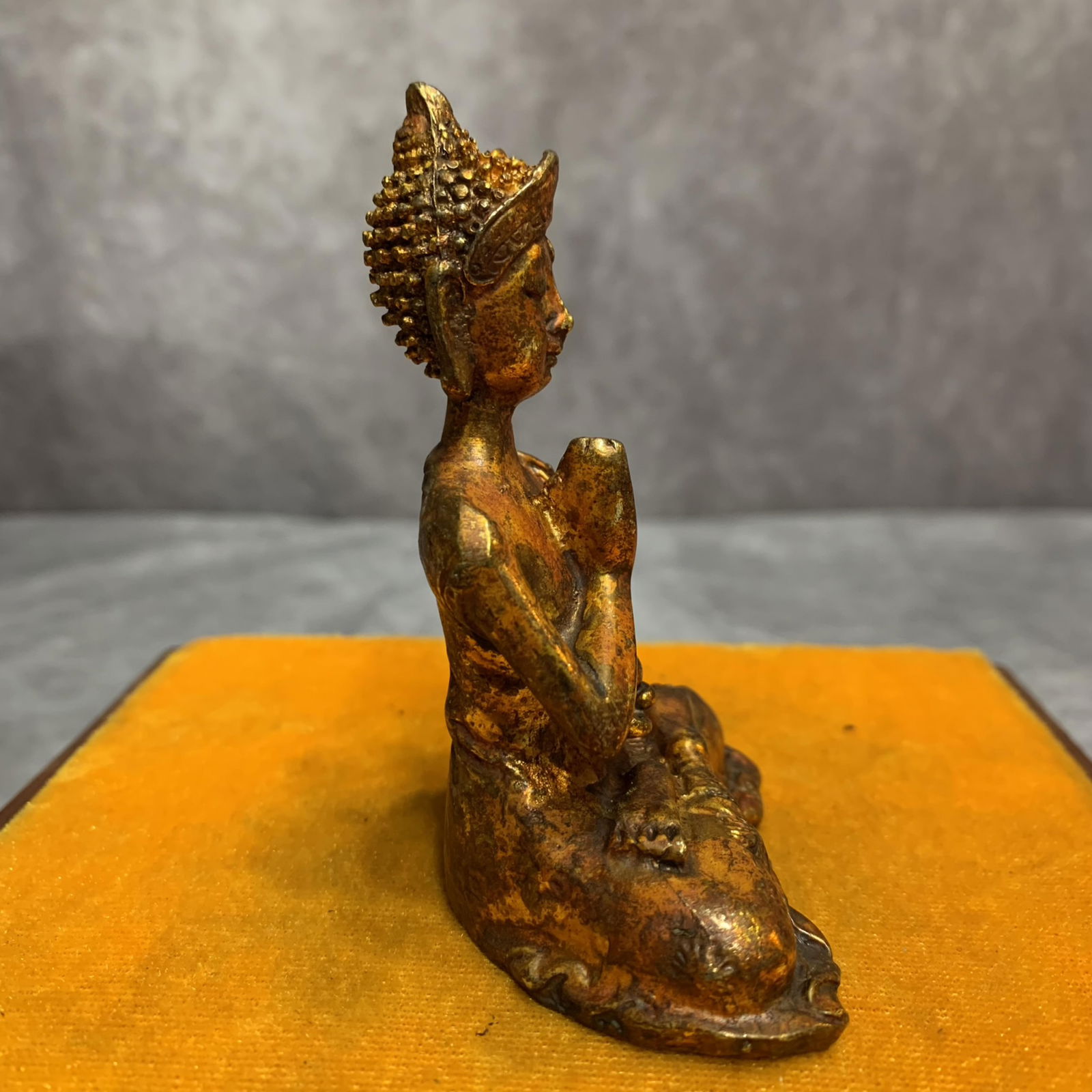 A SMALL TIBETAN BRONZE BUDDHA STATUE - 4