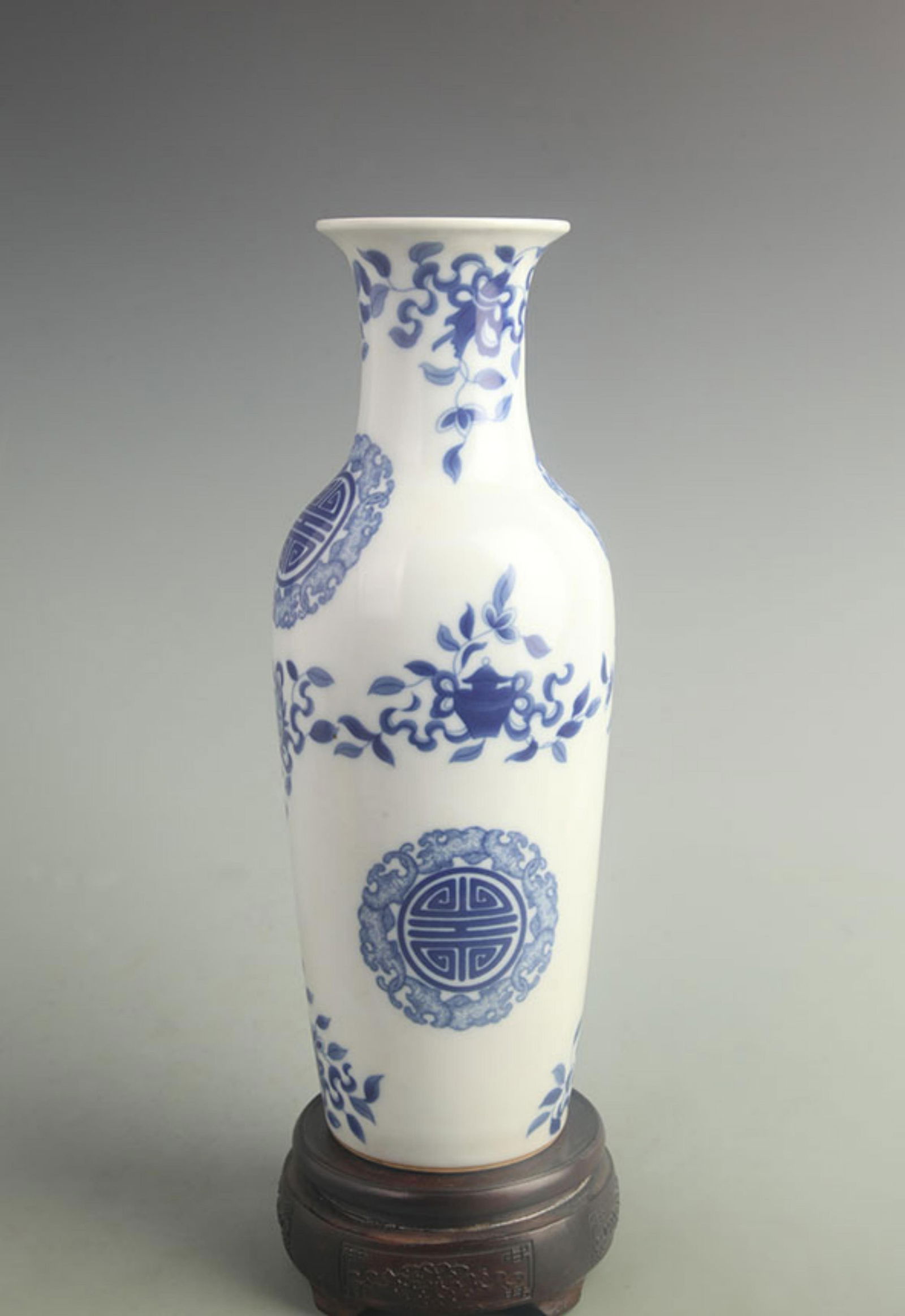 BLUE AND WHITE FLORAL PATTERN LONGEVITY PORCELAIN VASE: Qing Dynasty Kangxi Period; High: 12.0 inch; Width: 4.50 inch;