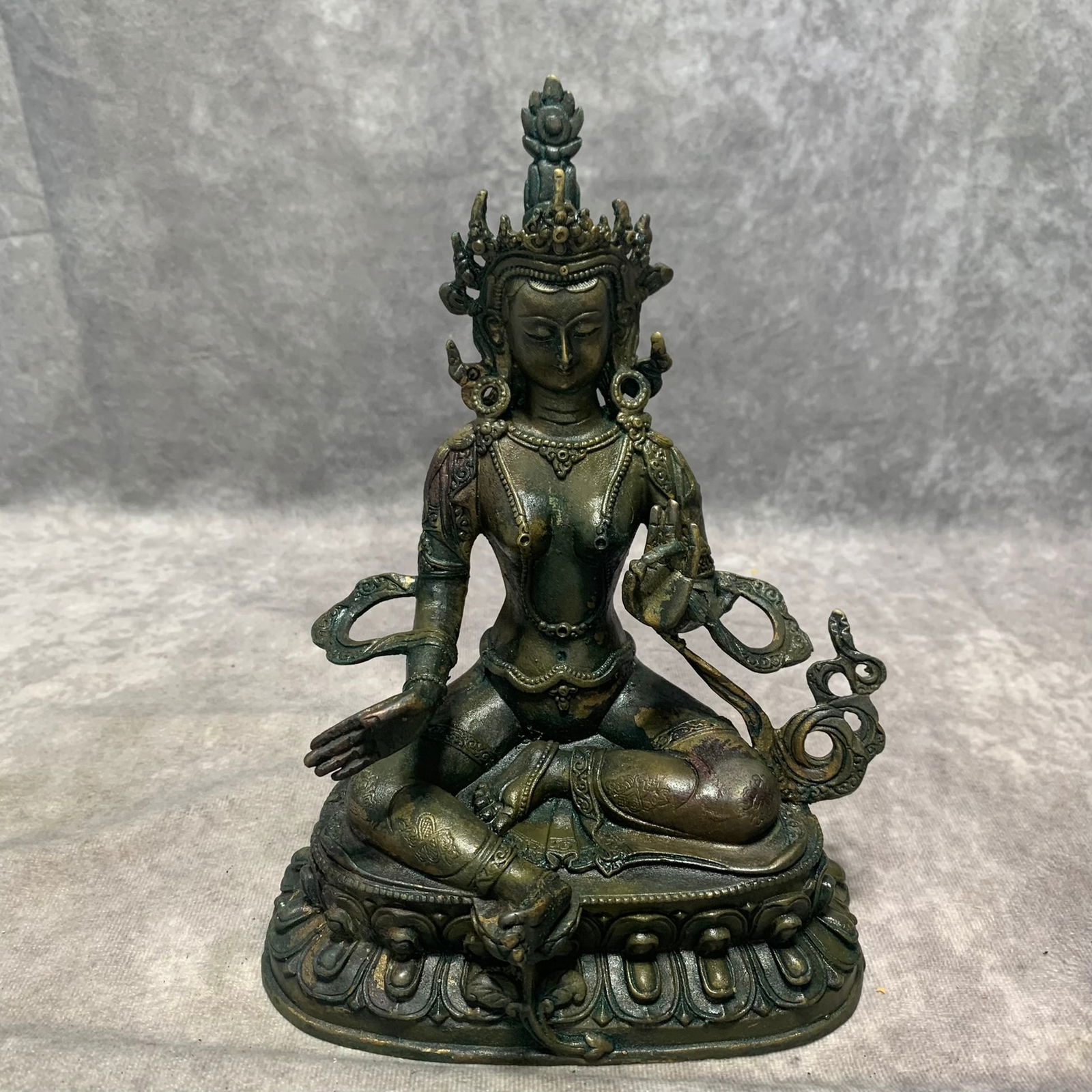 TIBETAN BUDDHIST BRONZE WHITE TARA STATUE: Qing Dynasty; Long: 6.5 inch; Width: 3.5 inch; High: 8.3 inch;