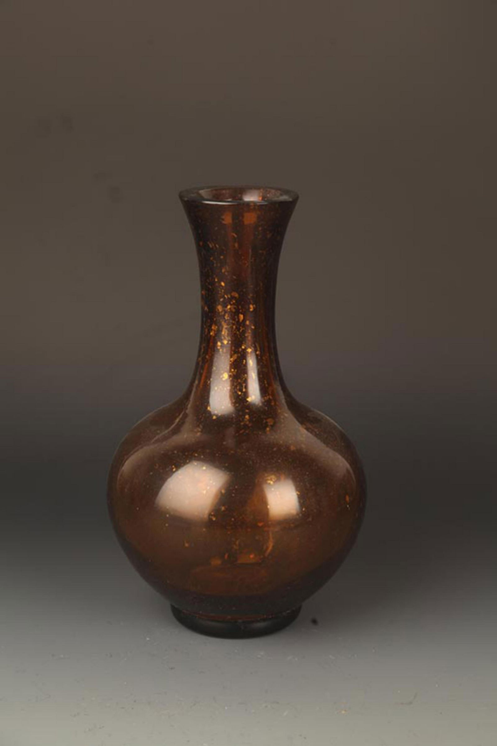 A FINE SPRINKLE GOLD PATTERN GLASS MADE LONG NECK BOTTLE: Qing Dynasty; High: 10.5 inch; Diameter: 2.75 inch;
