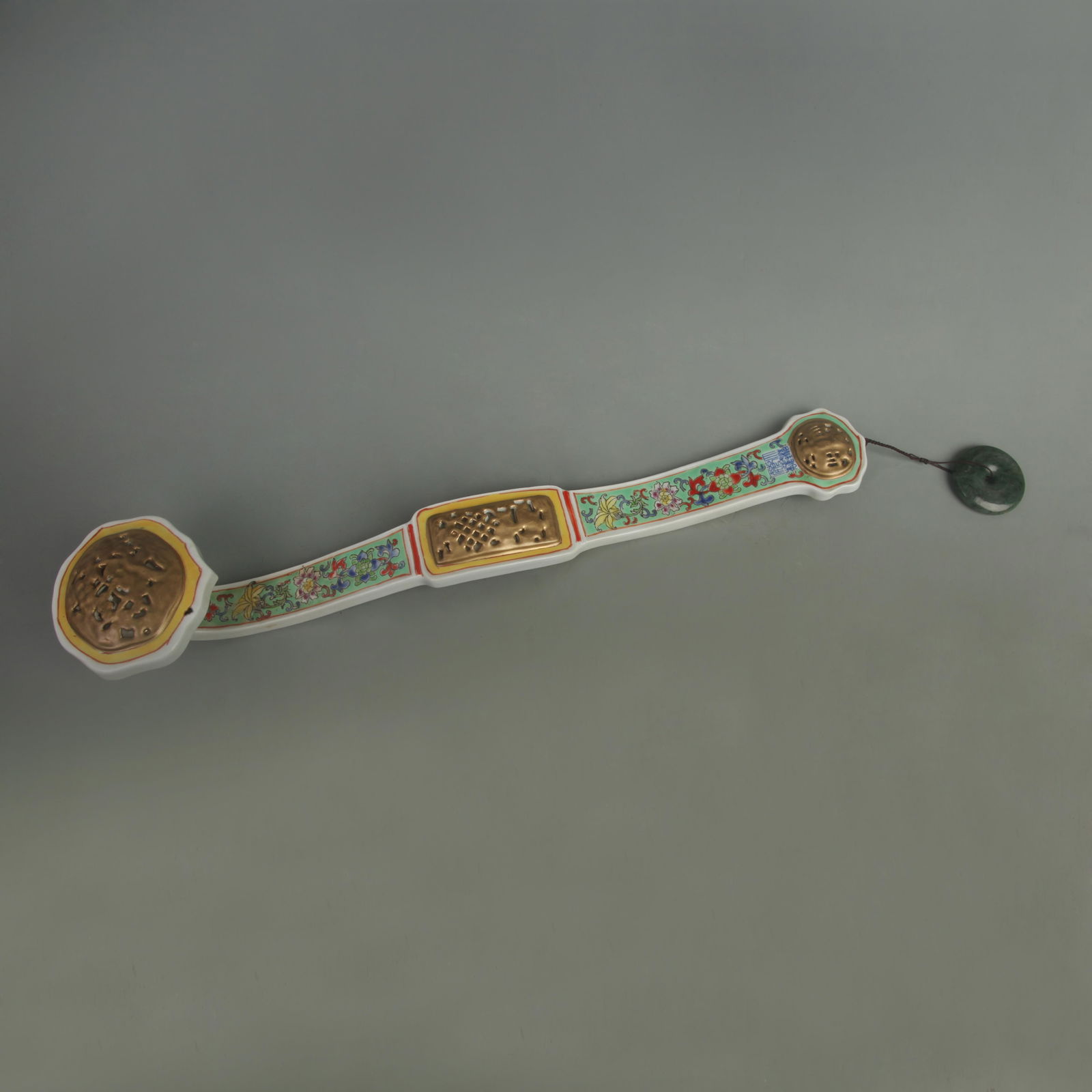 RARE FAMILLE ROSE GREEN GROUND PORCELAIN RU YI: Qing Dynasty Qian Long Period; Long: 20.5 inch; Width: 4.5 inch;