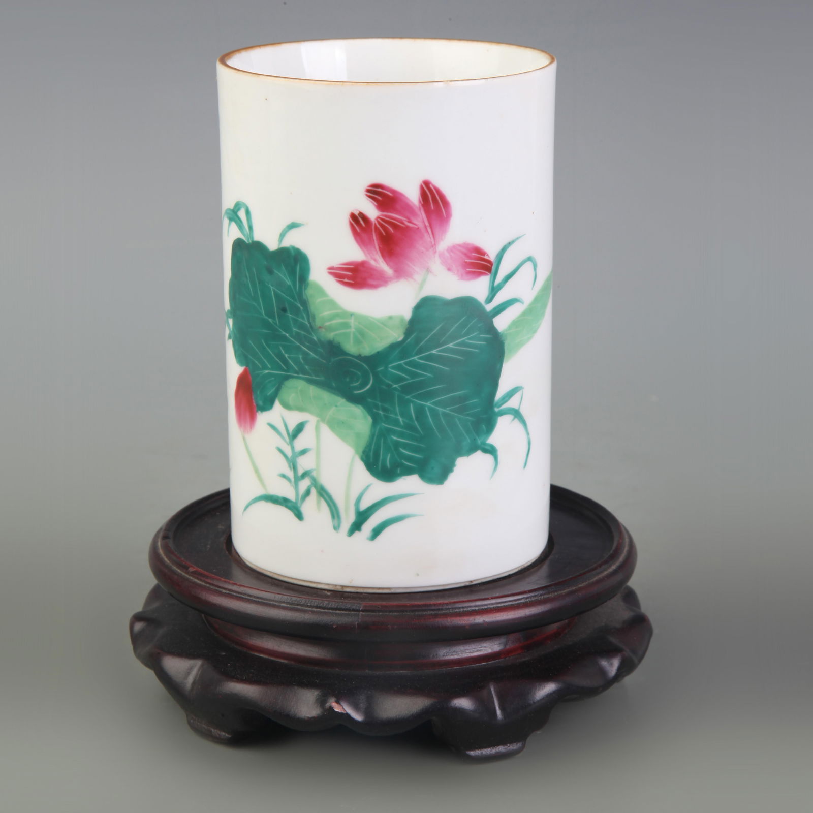 FAMILLE ROSE FLOWER PATTERN BRUSH POT: Republic Period; Diameter: 3.2 inch; High: 4.8 inch;