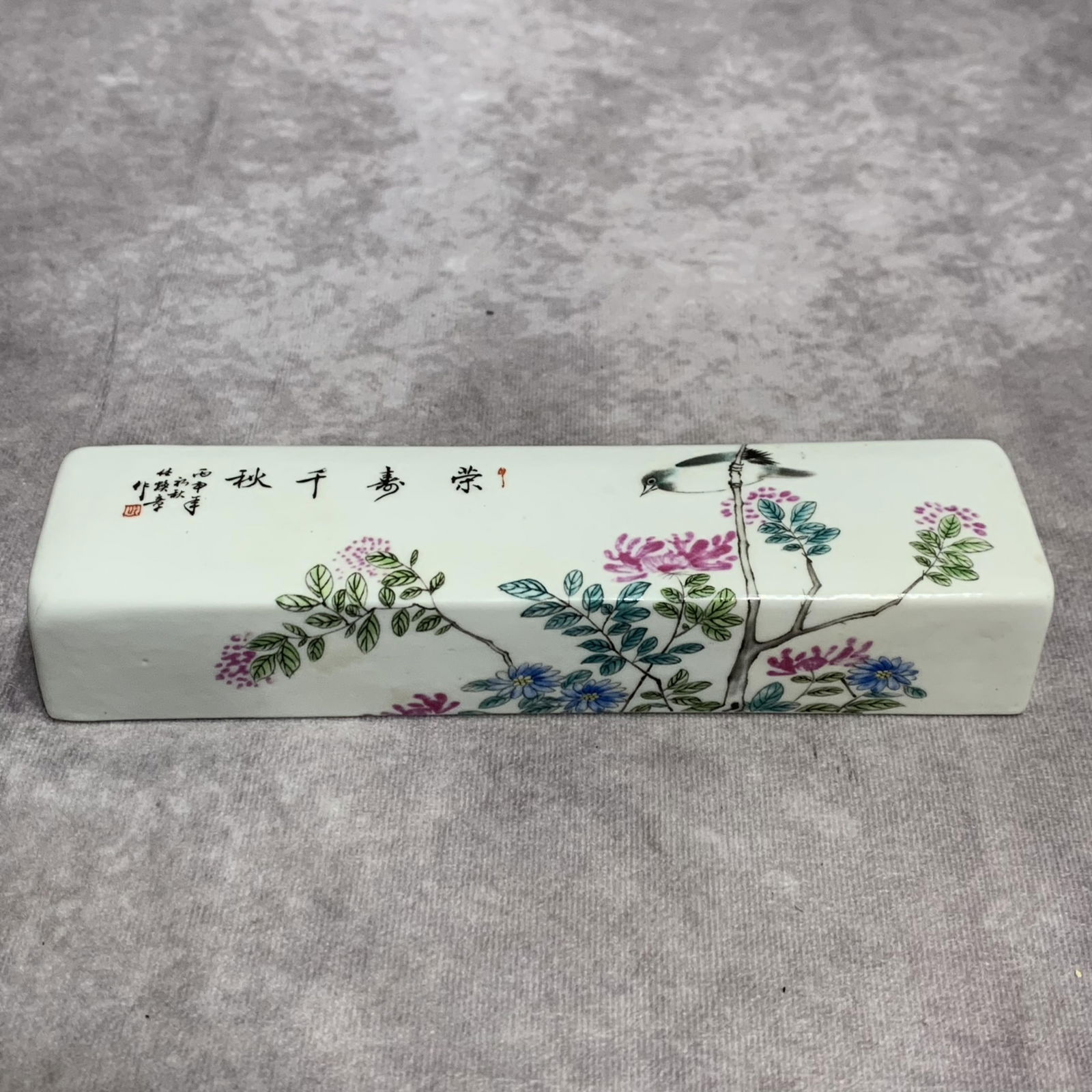 A FINE FAMILLE ROSE DEER PATTERN PORCELAIN PAPER WEIGHT: Modern; High: 1.4 inch; Width: 2.0 inch; Long: 8.1 inch