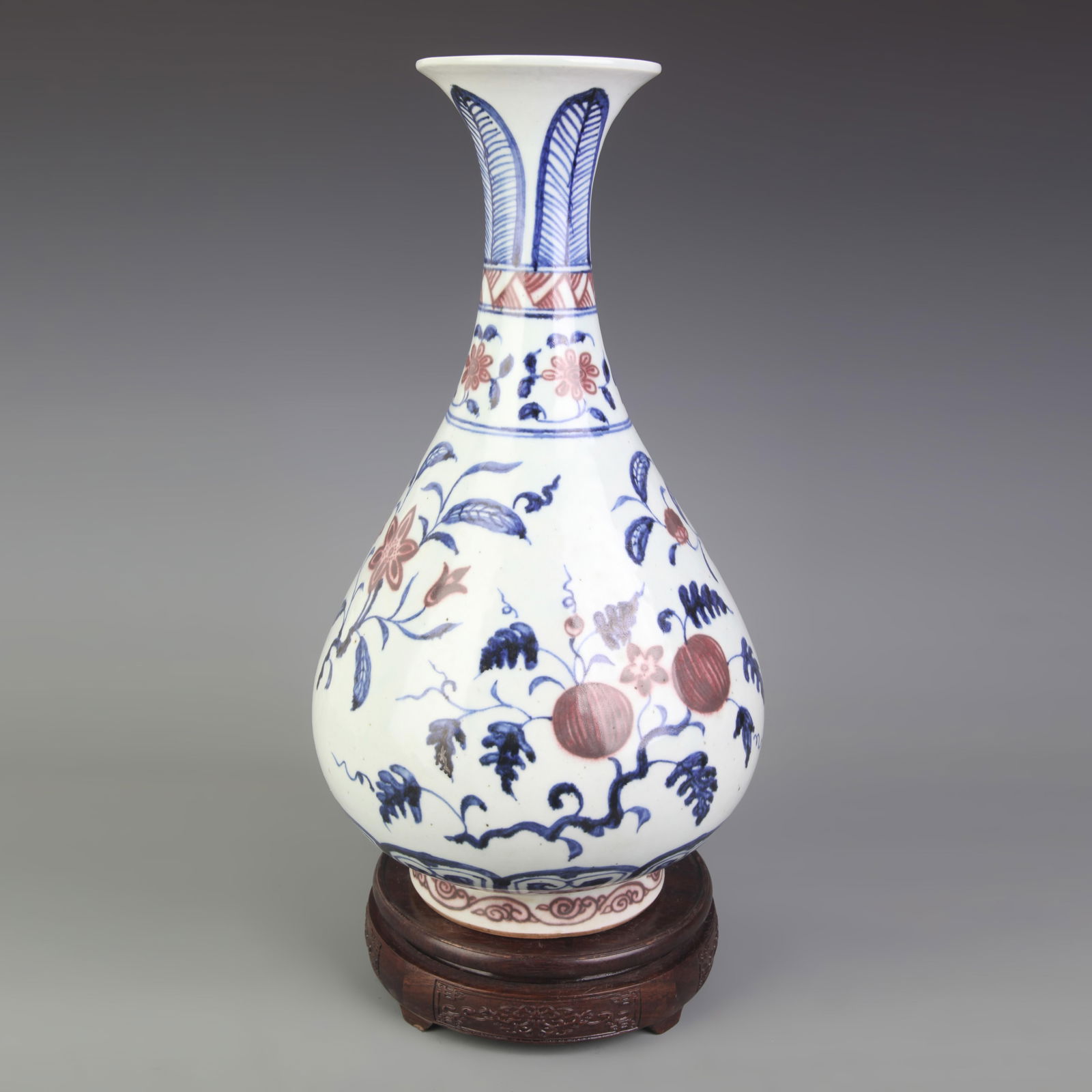 A FINE BLUE AND WHITE, YOU LI HONG FLOWER PATTERN VASE: Qing Dynasty; High: 14.5 inch; Diameter: 7.5 inch;
