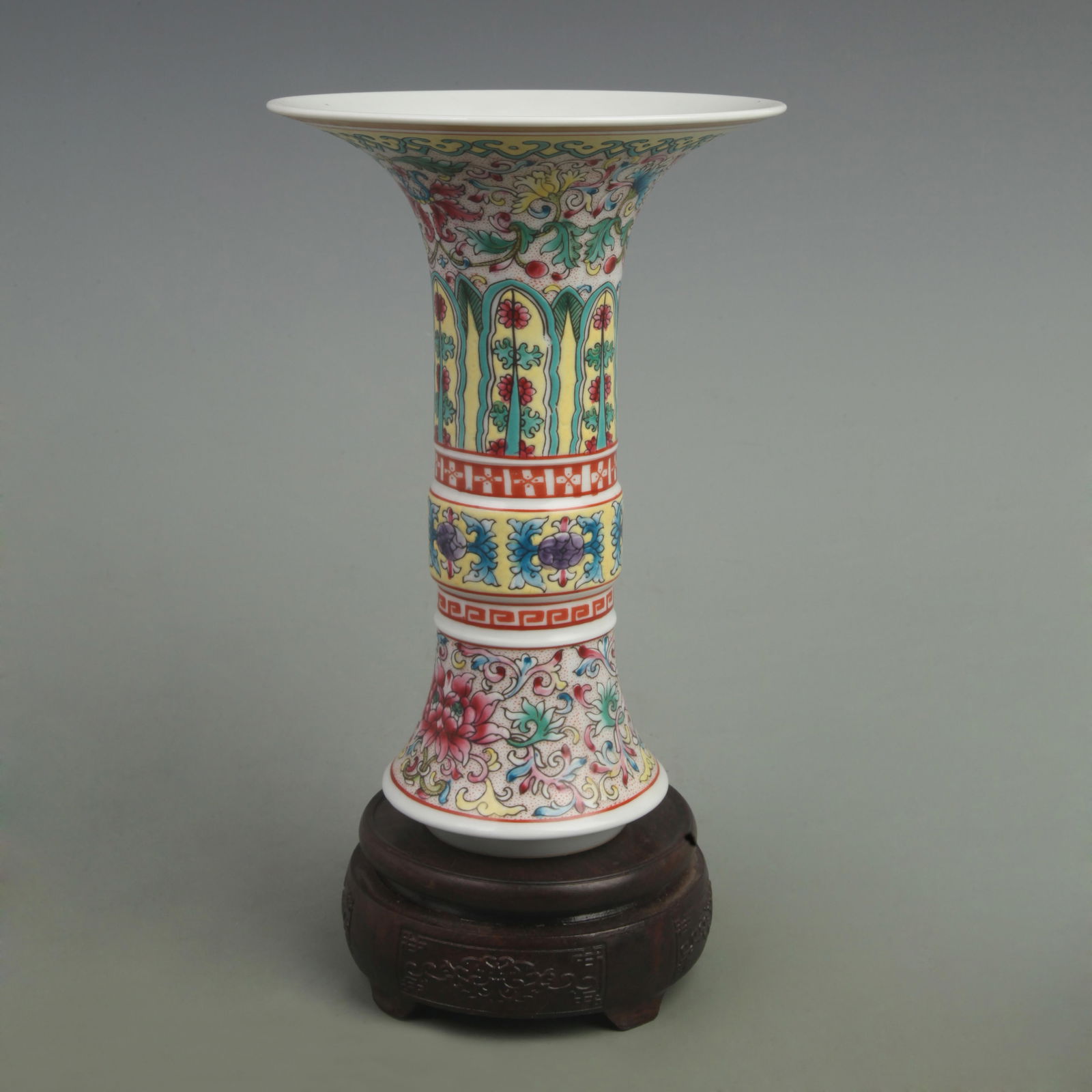RARE FAMILLE ROSE COLOR FLOWER PATTERN FLOWER VASE: Qing Dynasty Qian Long Period; High: 9 inch; Diameter: 6.3 inch;