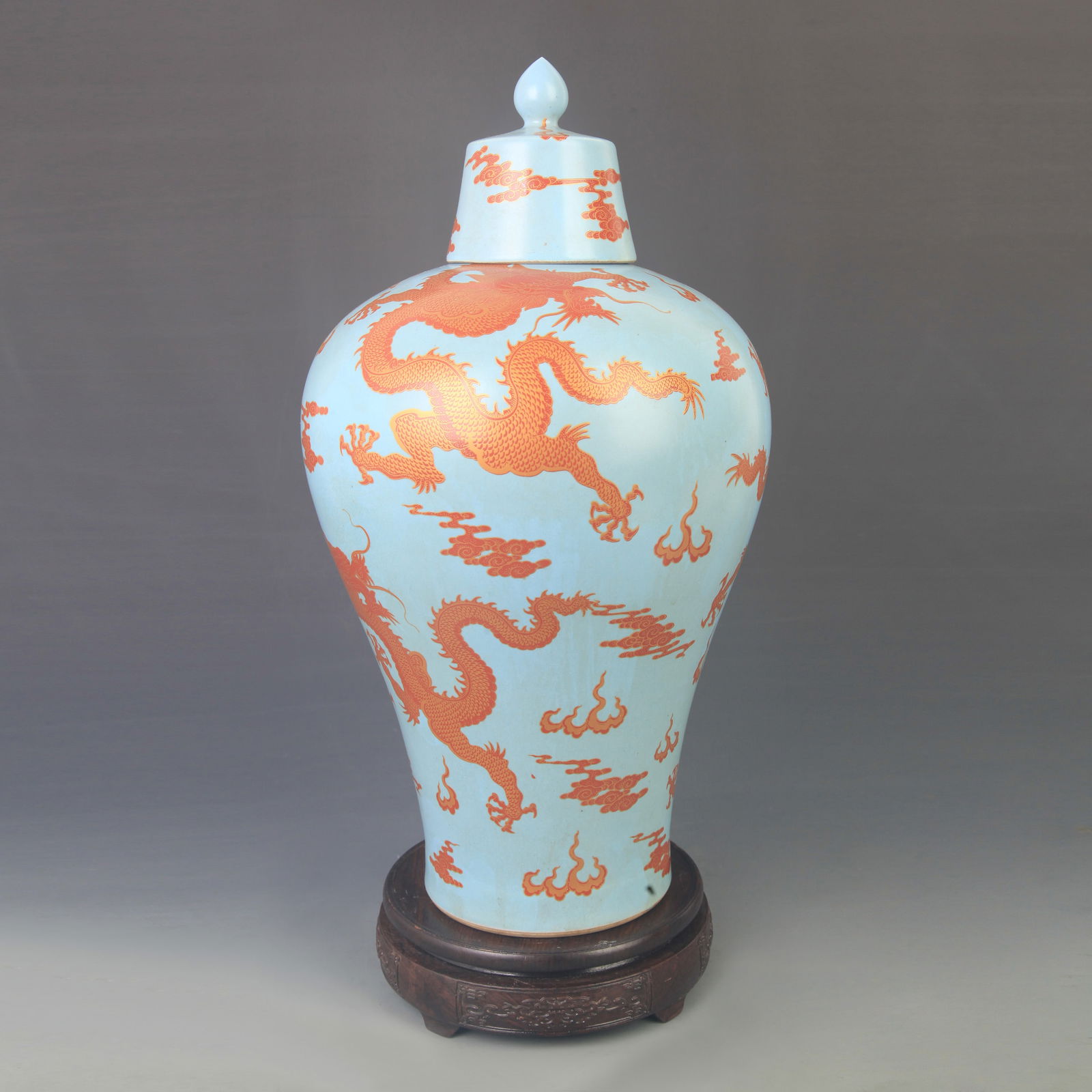 FAMILLE ROSE VASE WITH LIGHT GREEN GROUND, GOLD-PAINTED DRAGON PATTERN: Qing Dynasty Kangxi Period; High: 15.5 inch; Diameter: 8.00 inch;