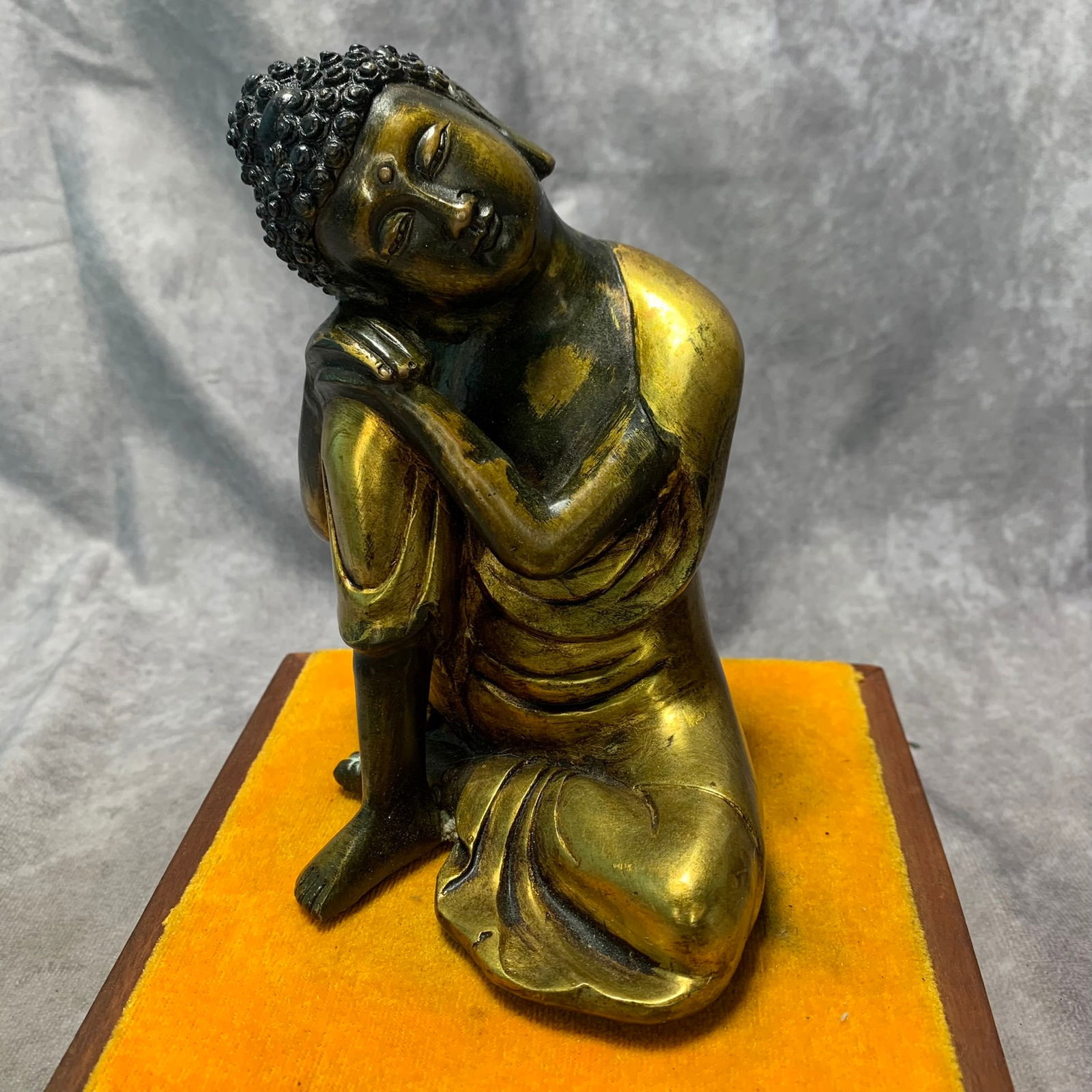 A FINE BRONZE BUDDHA STATUE: Republic Period; Long: 4 inch; Width: 3.3 inch; High: 6 inch;