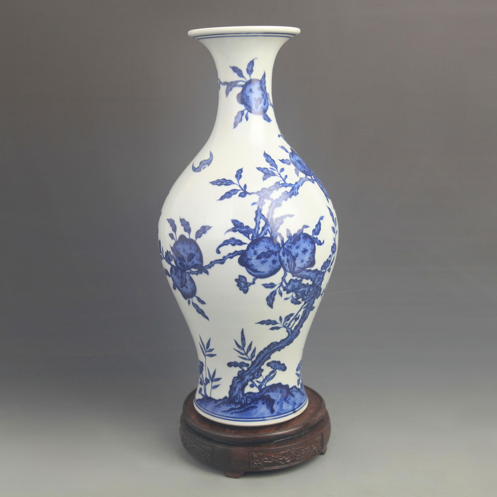 BLUE AND WHITE “FU SHOU?? PATTERN PORCELAIN VASE (1 of 5)