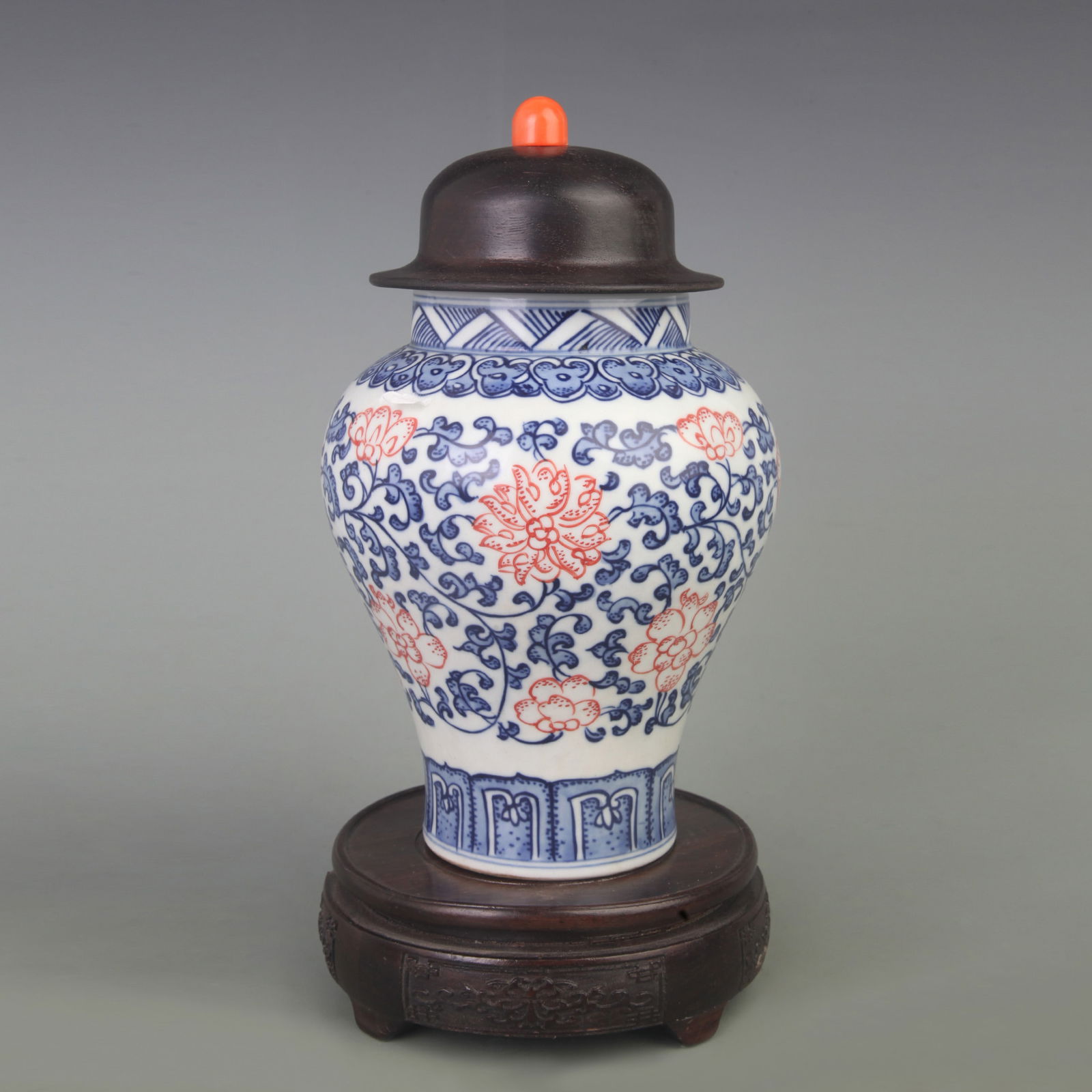 BLUE-AND-WHITE UNDERGLAZE-RED LOTUS SCROLL “GENERAL’S JAR?? (WITH ROSEWOOD LID AND CORAL: Qing Dynasty; Diameter: 5.0 inch; High: 9.4 inch