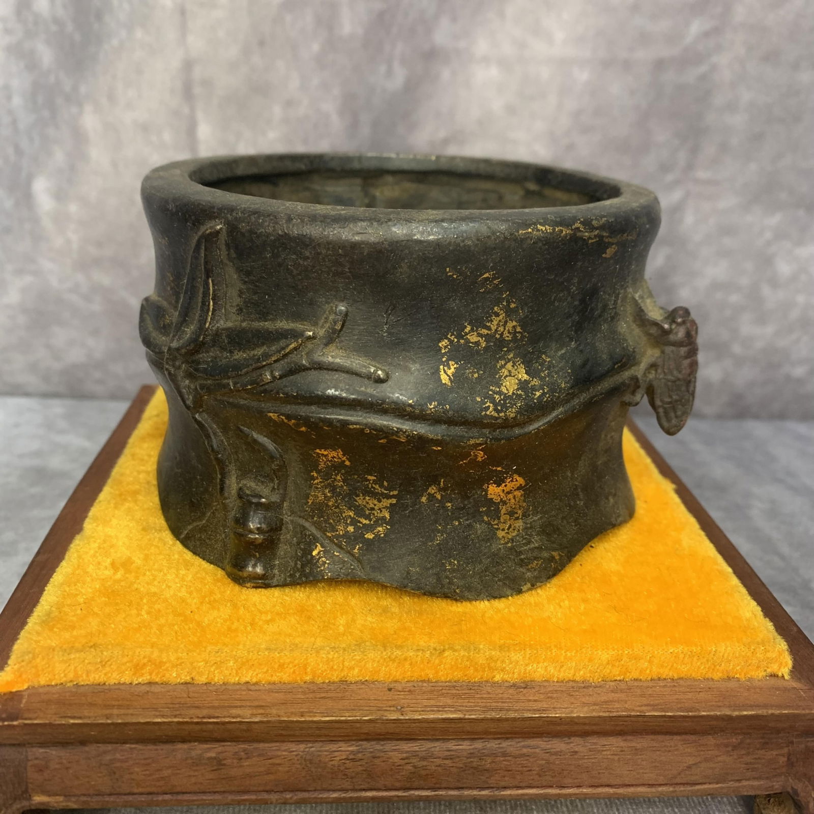 A FINE TREE TRUNK-STYLE BRONZE CENSER: 20th Century; High: 3.0 inch; Diameter: 4.7 inch;