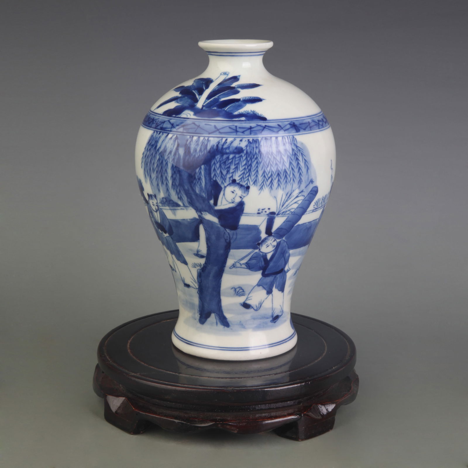 BLUE-AND-WHITE FIGURAL PATTERN PORCELAIN MEIPING VASE (1 of 5)