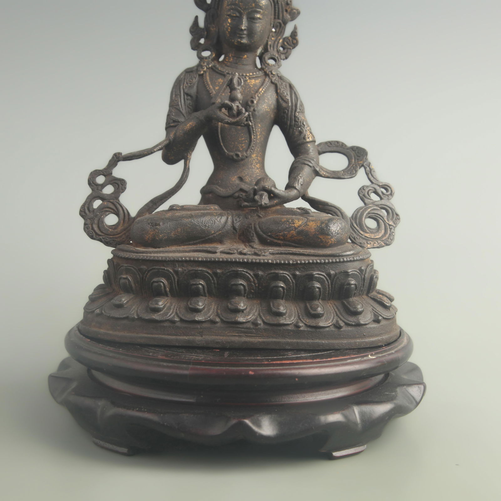 A FINE BRONZE VAJRA SCEPTER STATUE - 3