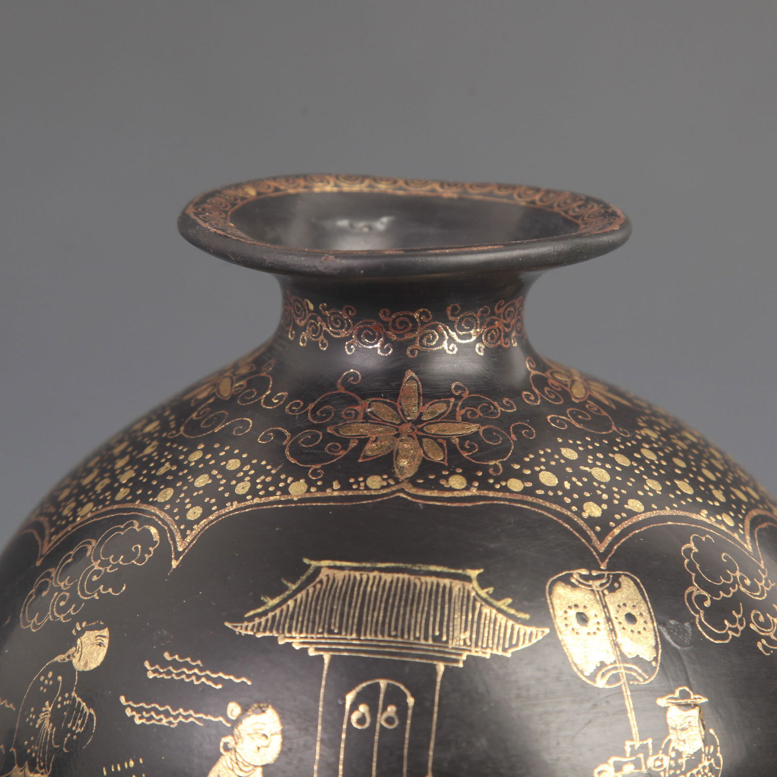 LARGE LACQUER VASE WITH GILT DECORATION - 2
