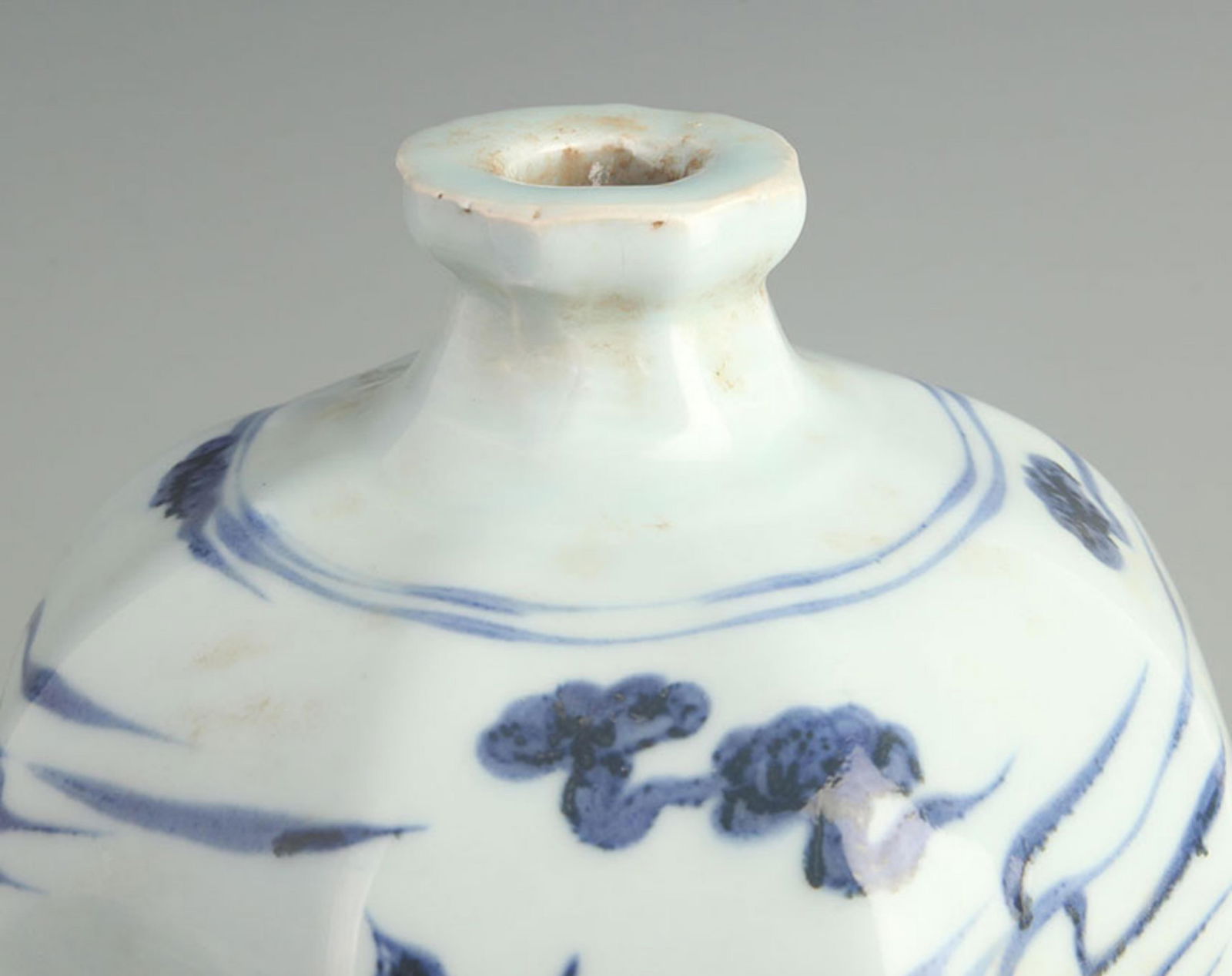 BLUE AND WHITE OCTAGONAL DRAGON PATTERN MEIPING VASE - 2