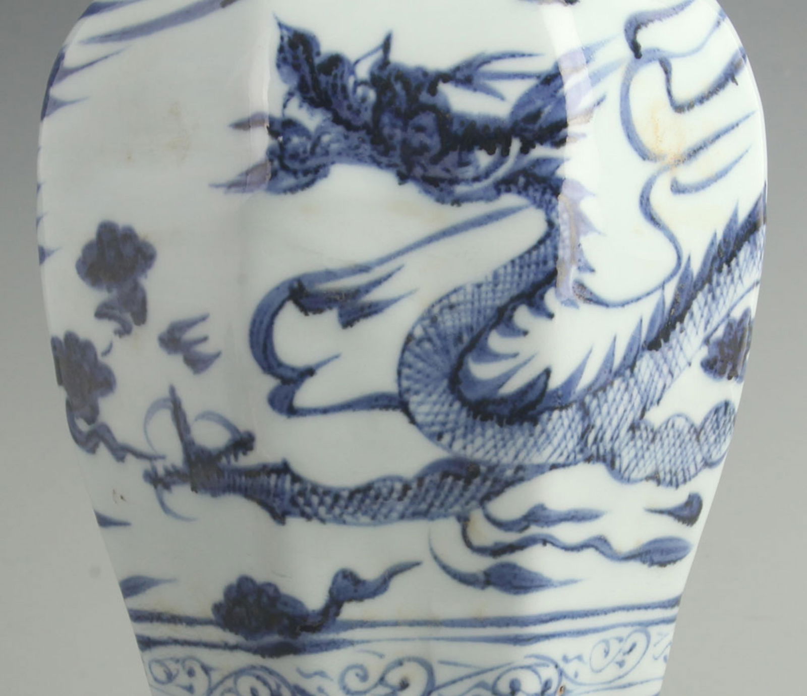 BLUE AND WHITE OCTAGONAL DRAGON PATTERN MEIPING VASE - 3