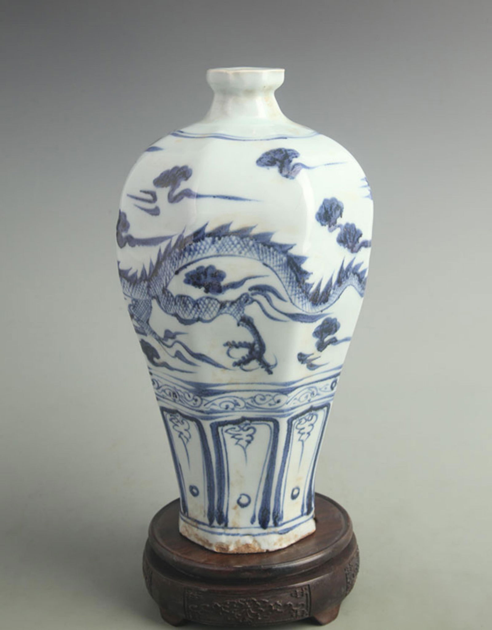 BLUE AND WHITE OCTAGONAL DRAGON PATTERN MEIPING VASE - 4