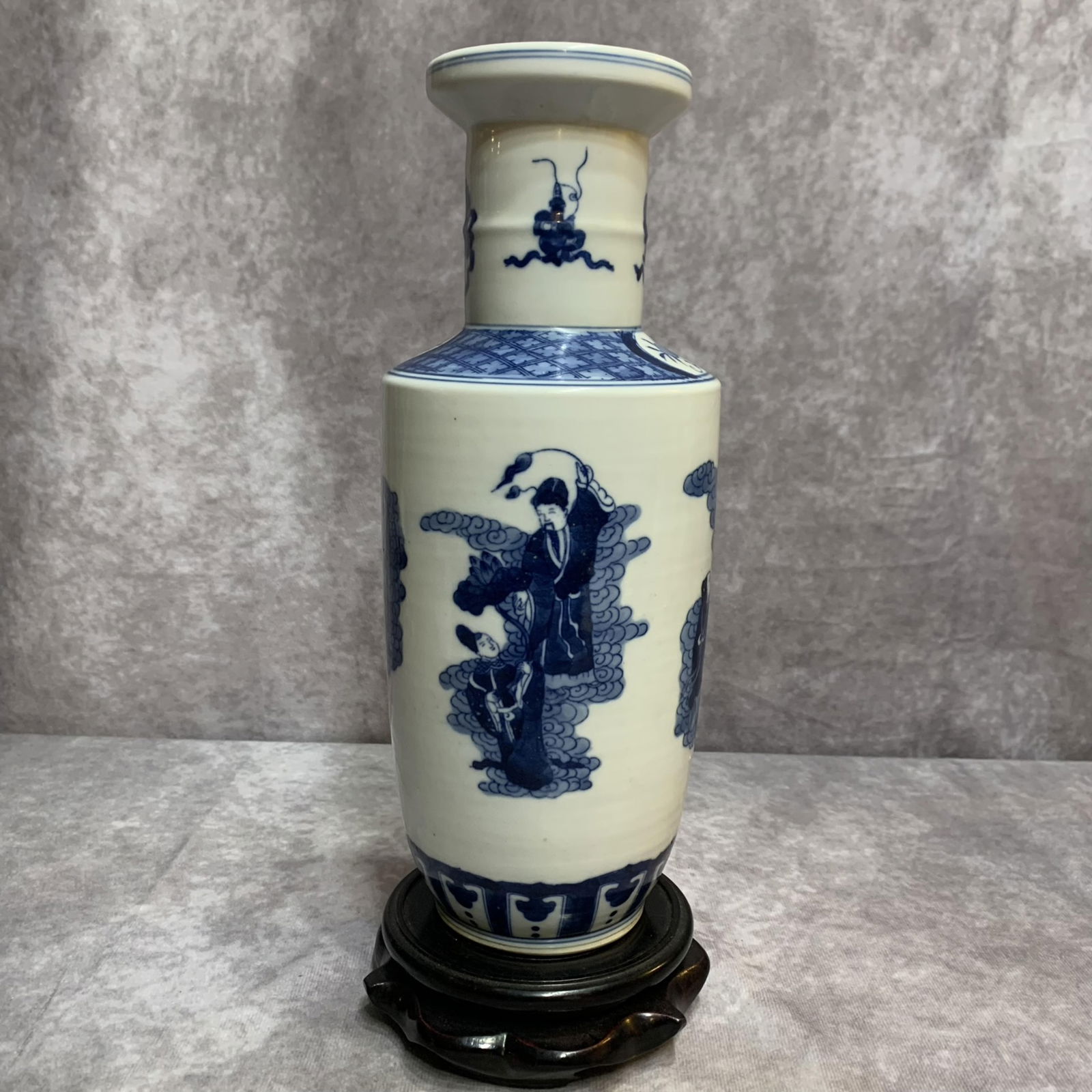 A FINE BLUE AND WHITE GLAZED FLOWER PATTERN PORCELAIN VASE: Qing Dynasty; High: 10.5 inch; Diameter: 4.0 inch;