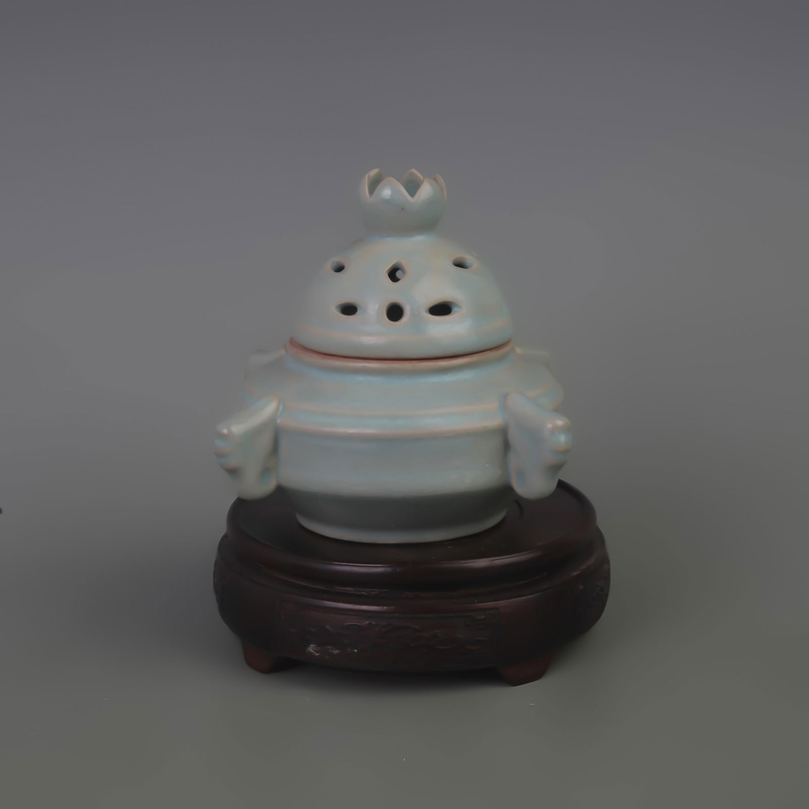 A FINE LONG QUAN KILN PORCELAIN INCENSE BURNER: Qing Dynasty; Diameter: 5.9 inch High: 4.7 inch