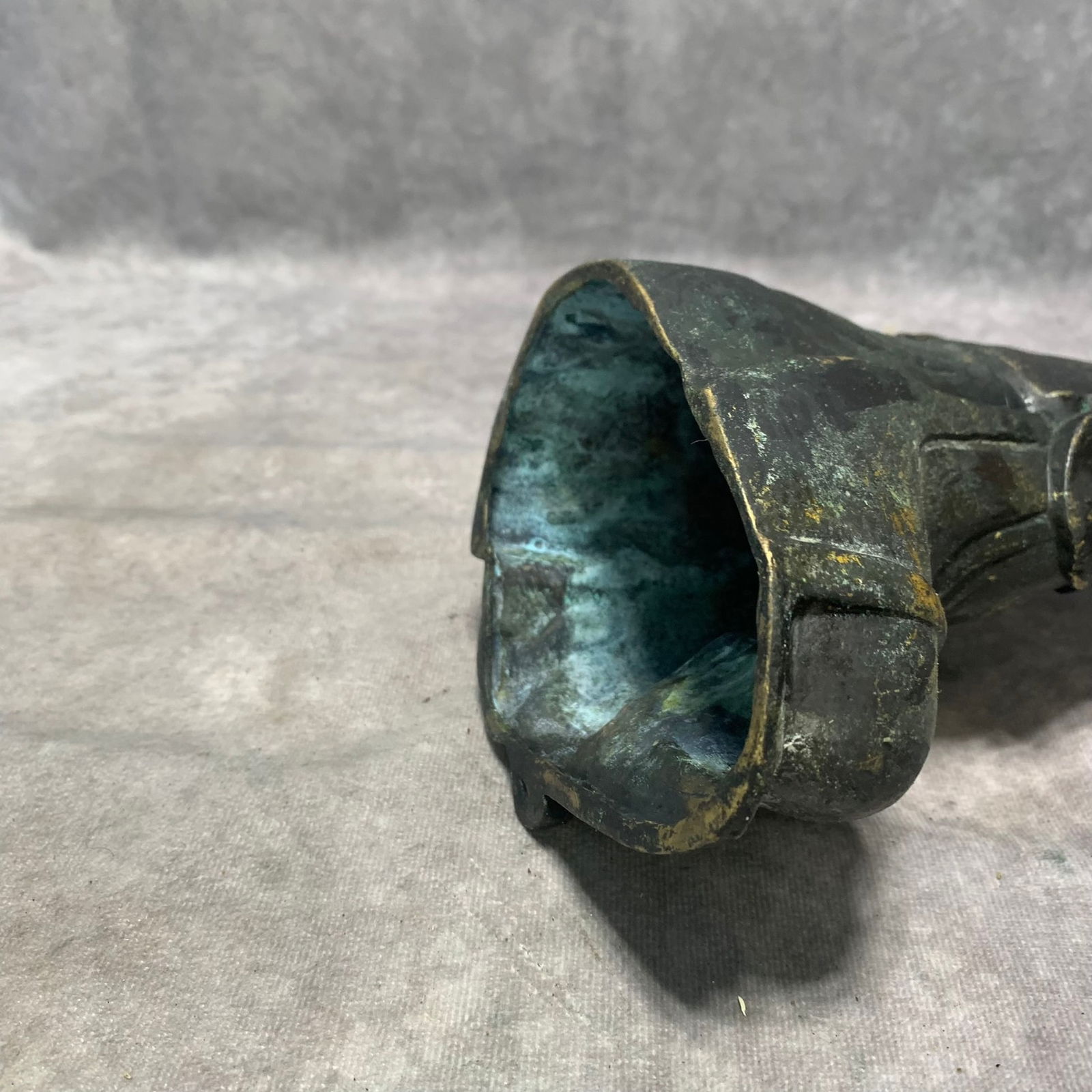 A FINE BRONZE GUANYIN STATUE - 5