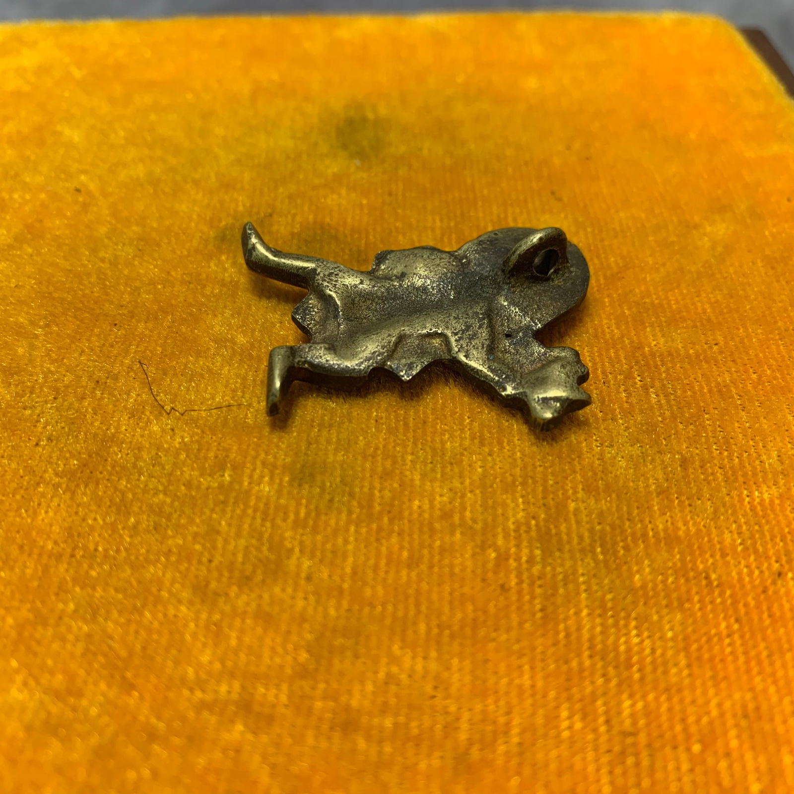 A SMALL BRONZE TIBETAN PENDANT - 3