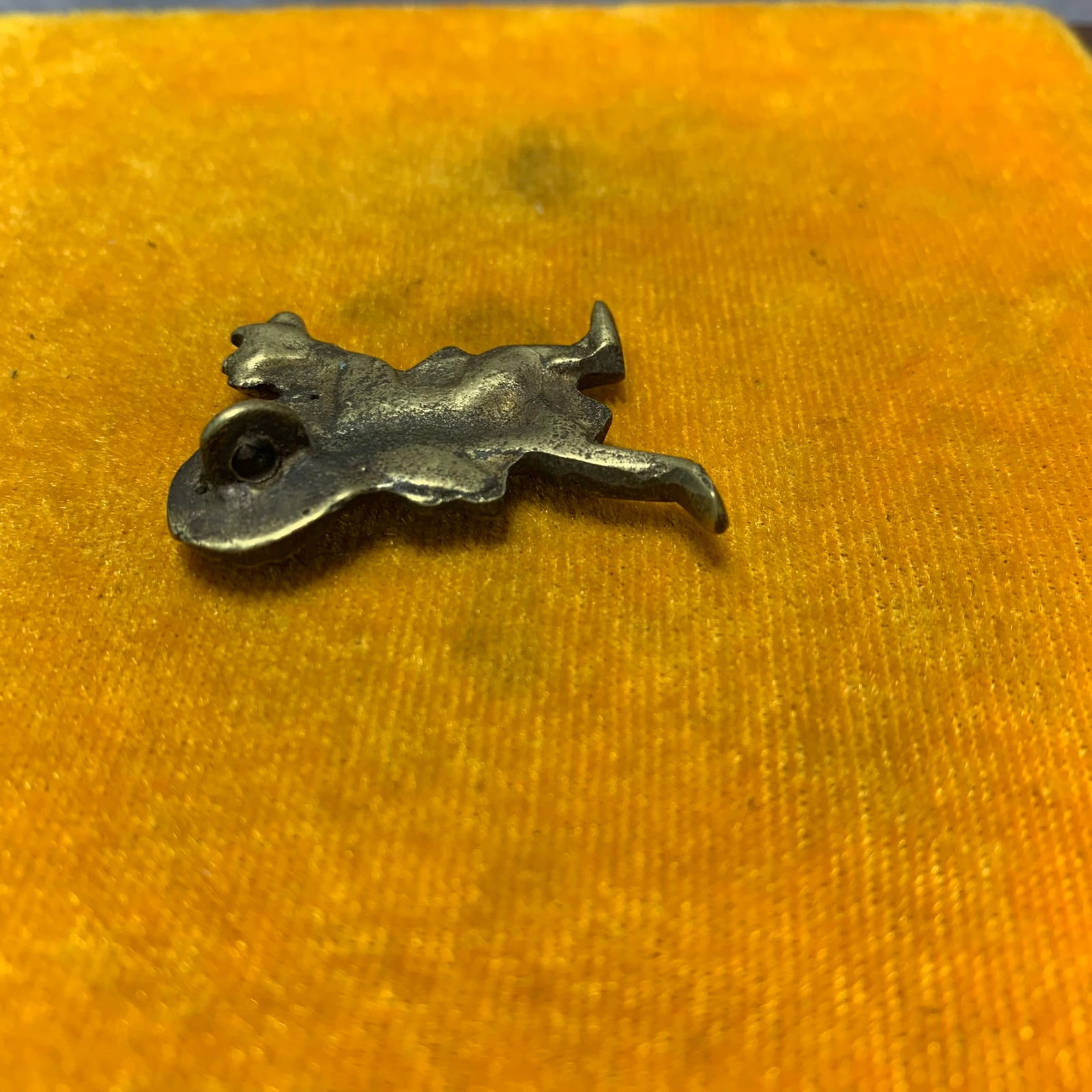 A SMALL BRONZE TIBETAN PENDANT - 4