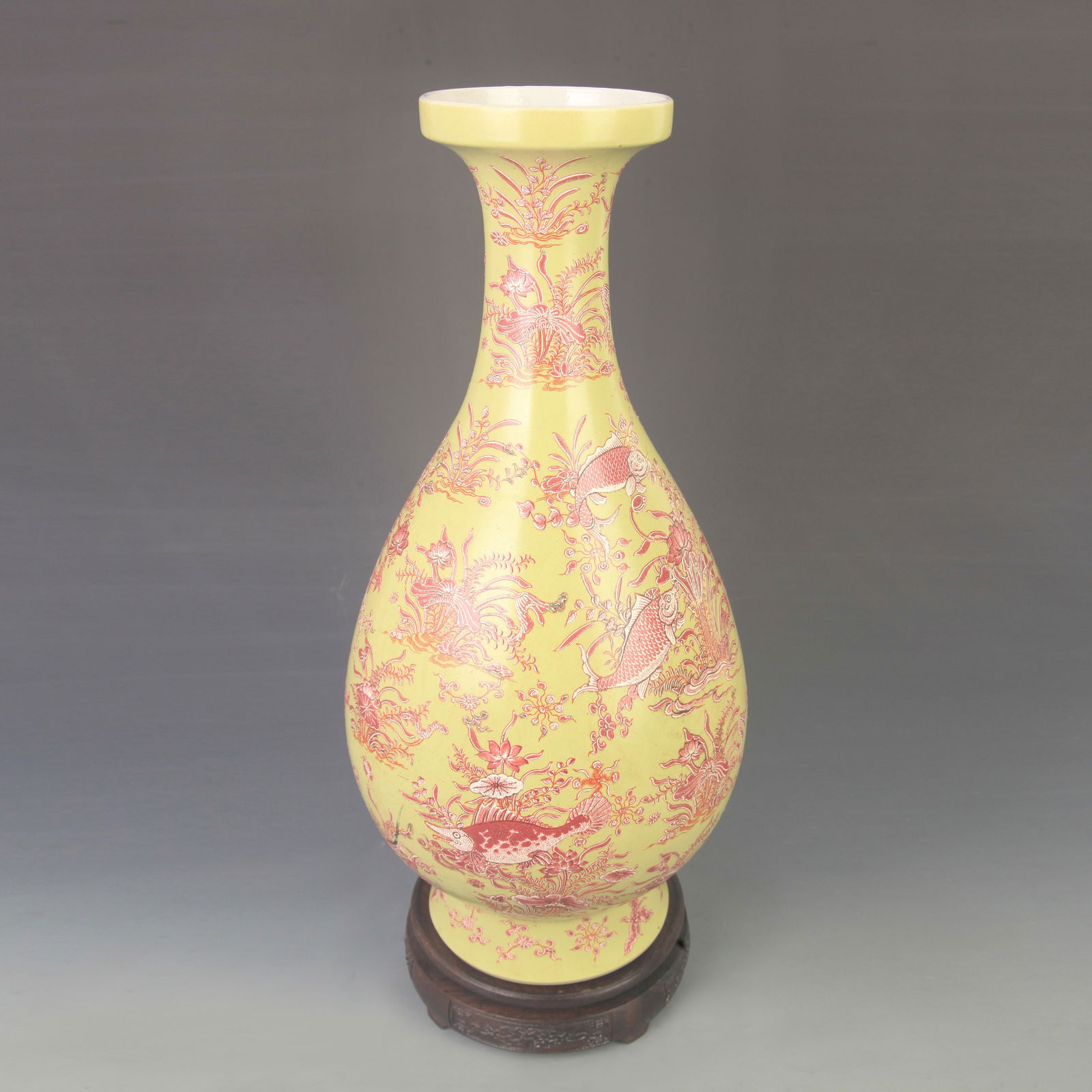 FAMILLE ROSE YELLOW GROUND FISH AND ALGAE PATTERN LARGE VASE: Qing Dynasty Kang Xi Period; High: 17.8 inch; Diameter: 8.00 inch;