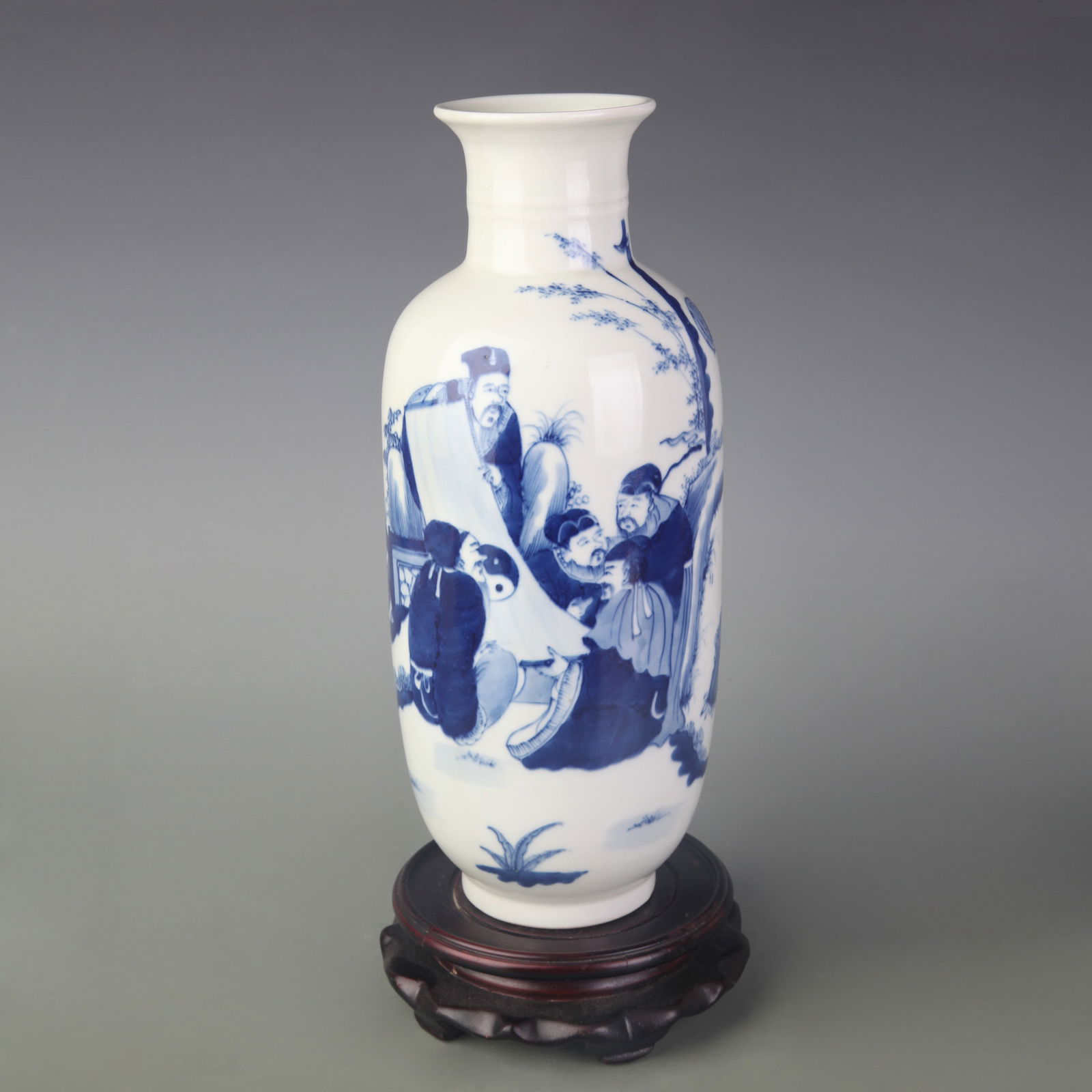 A FINE BLUE AND WHITE FIGURE PATTERN PORCELAIN VASE: Qing Dynasty Kang Xi Period; Diameter: 2.8 inch; High: 10.7 inch;