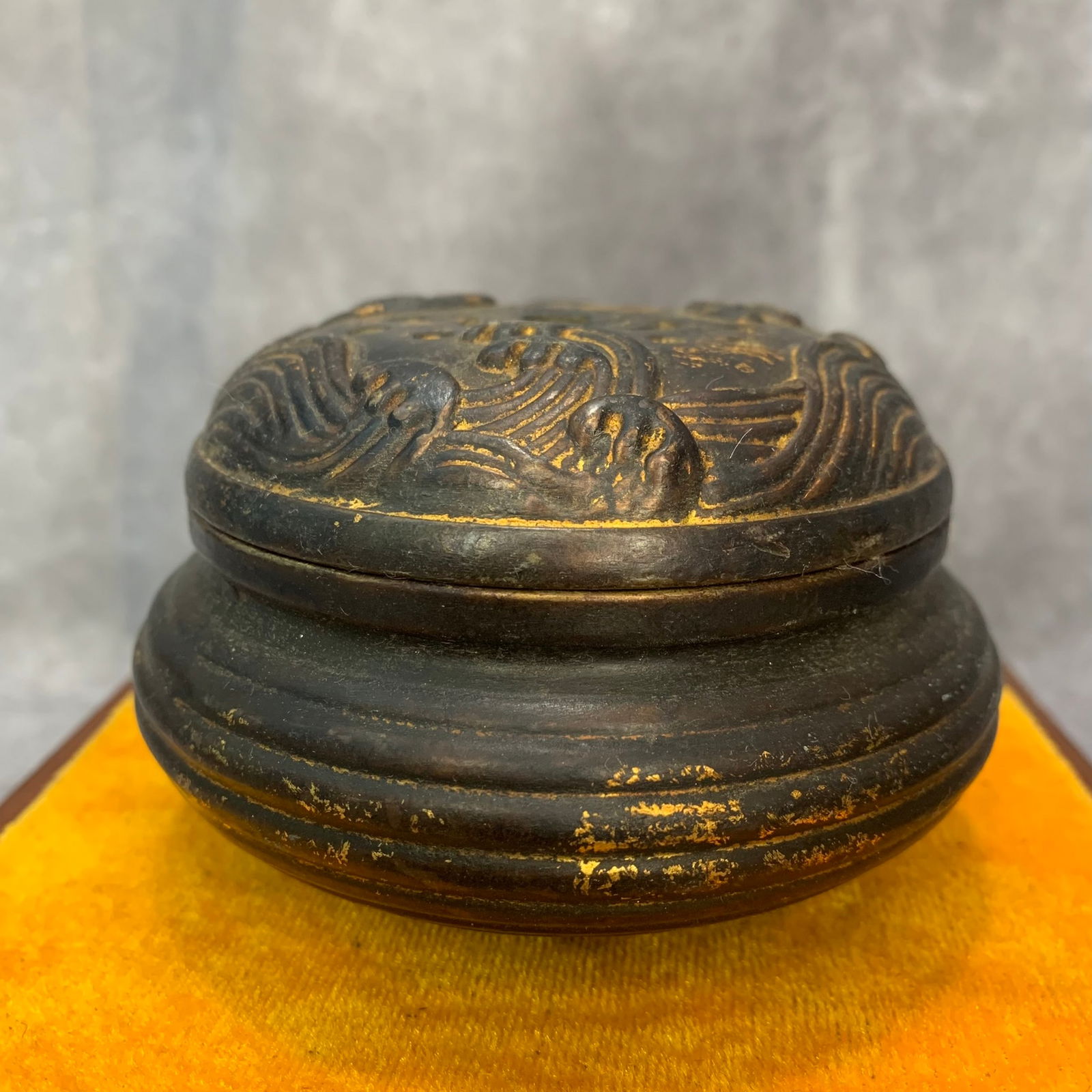 A FINE ROUND BRONZE INCENSE BURNER WITH LID: Modern, High: 2.5 inch; Diameter: 4.0 inch;