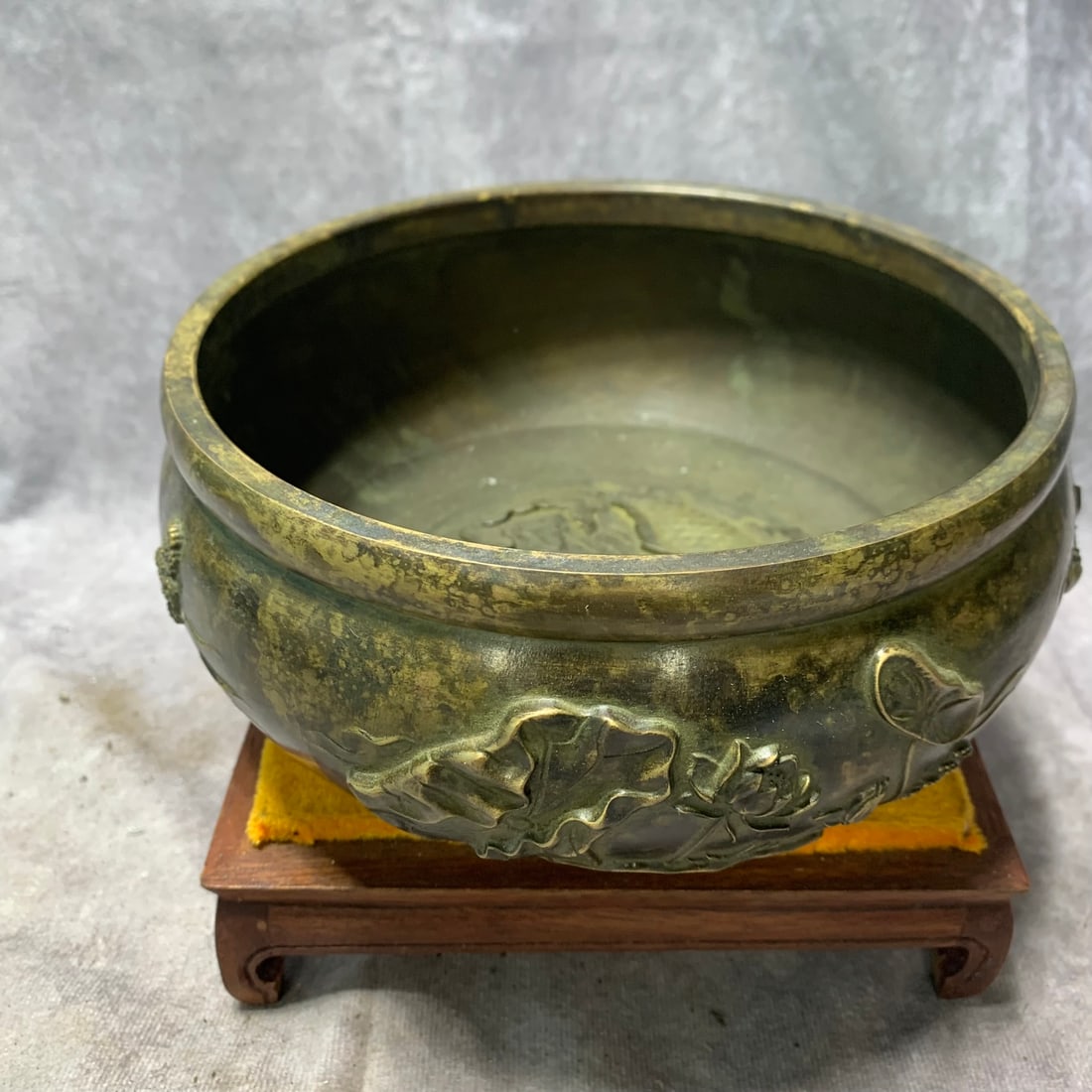 A FINE BRONZE LOTUS AND FISH LARGE INCENSE BURNER: Qing Dynasty; High: 3.3 inch; Diameter: 7.3 inch