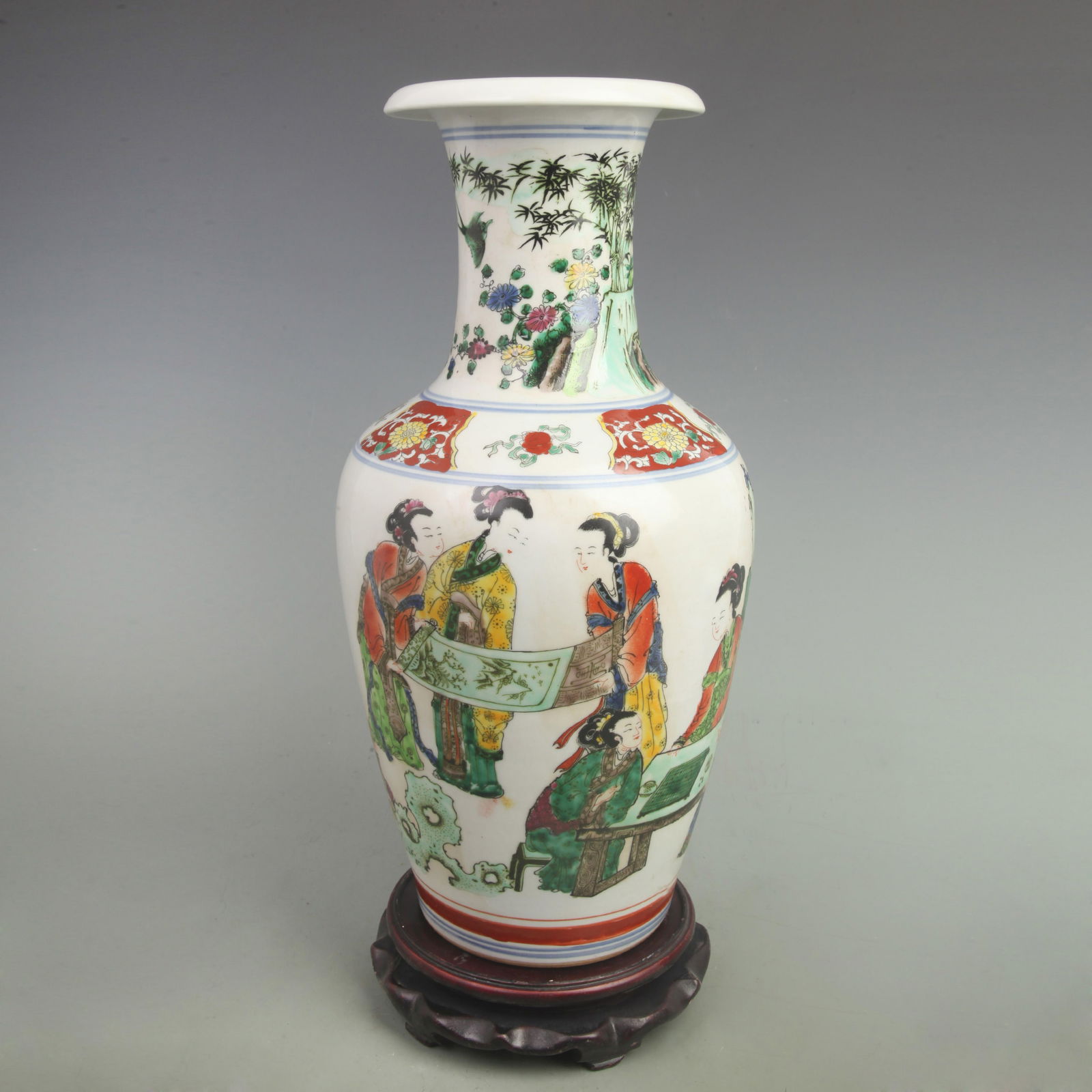FAMILLE ROSE GROUND CHARACTER PATTERN PORCELAIN VASE: Qing Dynasty Kangxi Period: High: 16.5 inch; Width: 8 inch